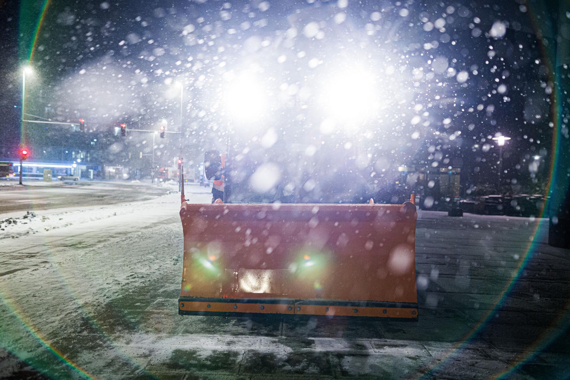 Auch im Zentrum von Hannover in Niedersachsen waren die Kräfte mit Räumungsarbeiten und dem Streuen beschäftigt.