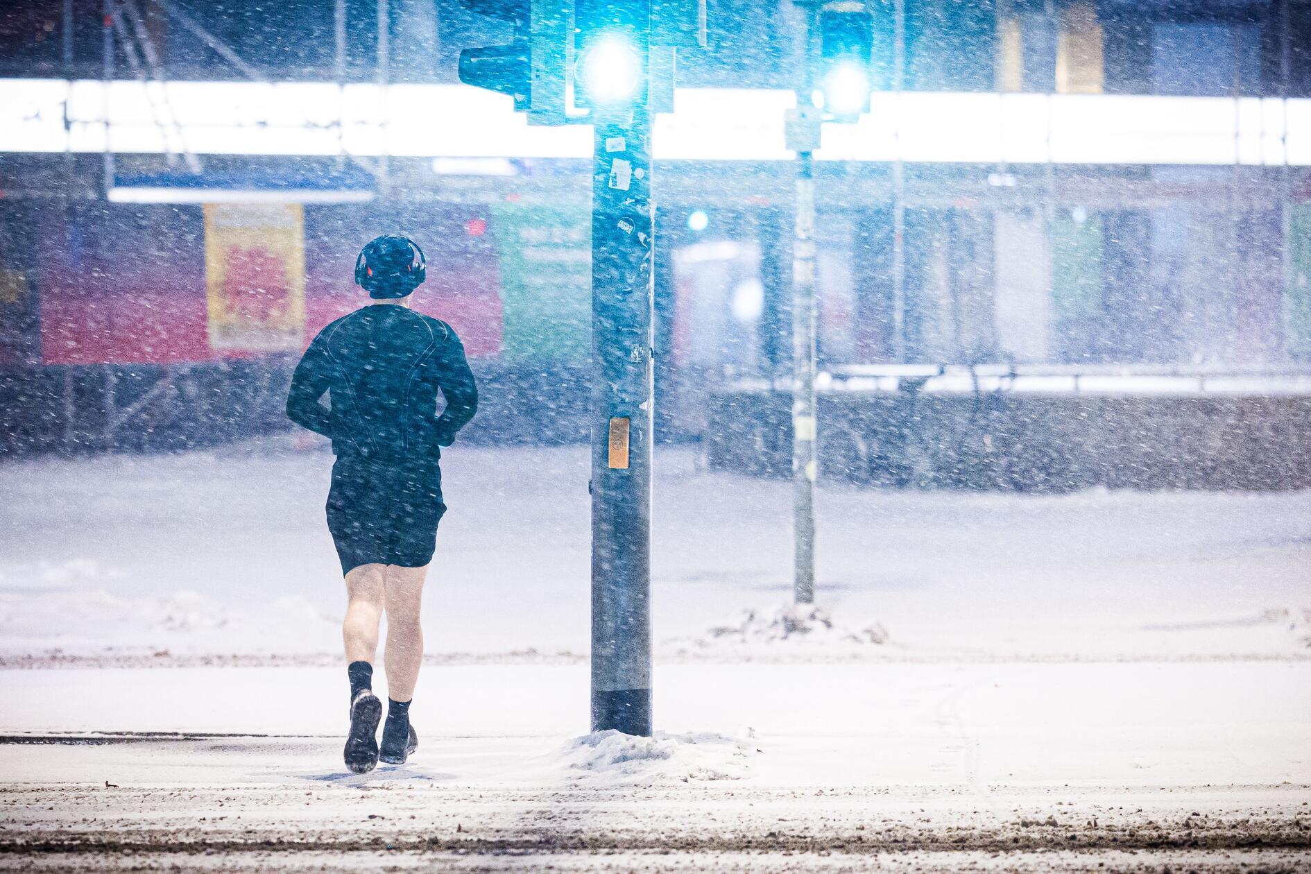 Im Zentrum waren die Straßen dort weiß bedeckt. Manche ließen sich dennoch nicht vom Laufen abhalten.