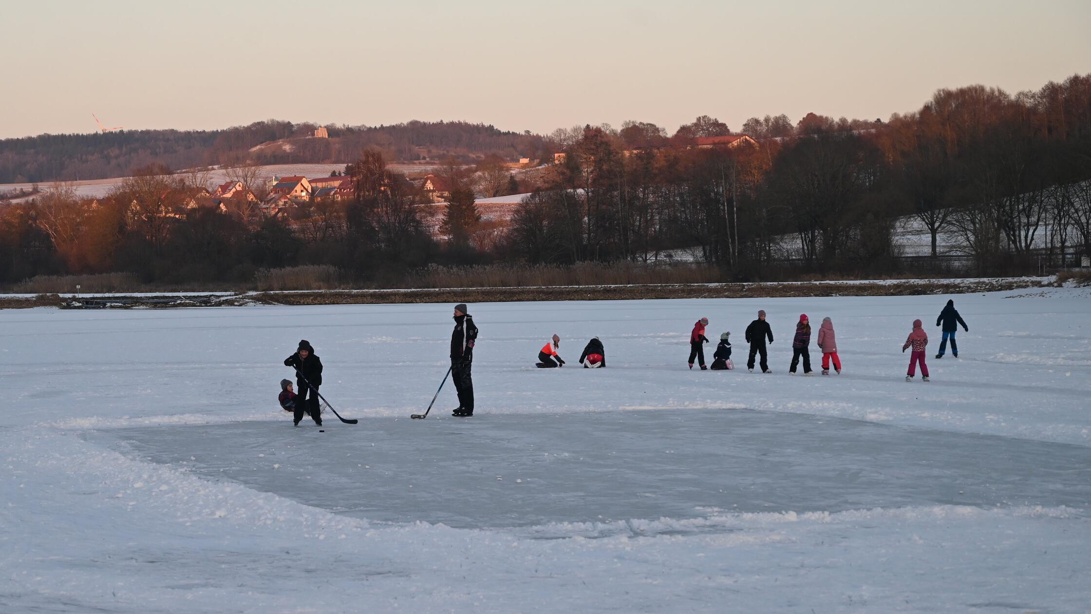 Frostige-Tage-eiskalte-N-chte-Eislaufspa-in-Altm-hlfranken-rund-um-Gunzenhausen