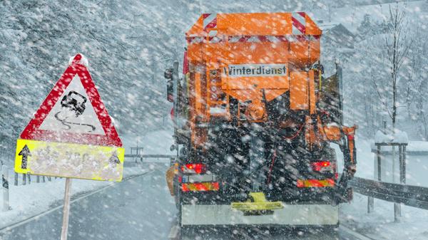 Schneefall und Eisglätte behindern den Verkehr