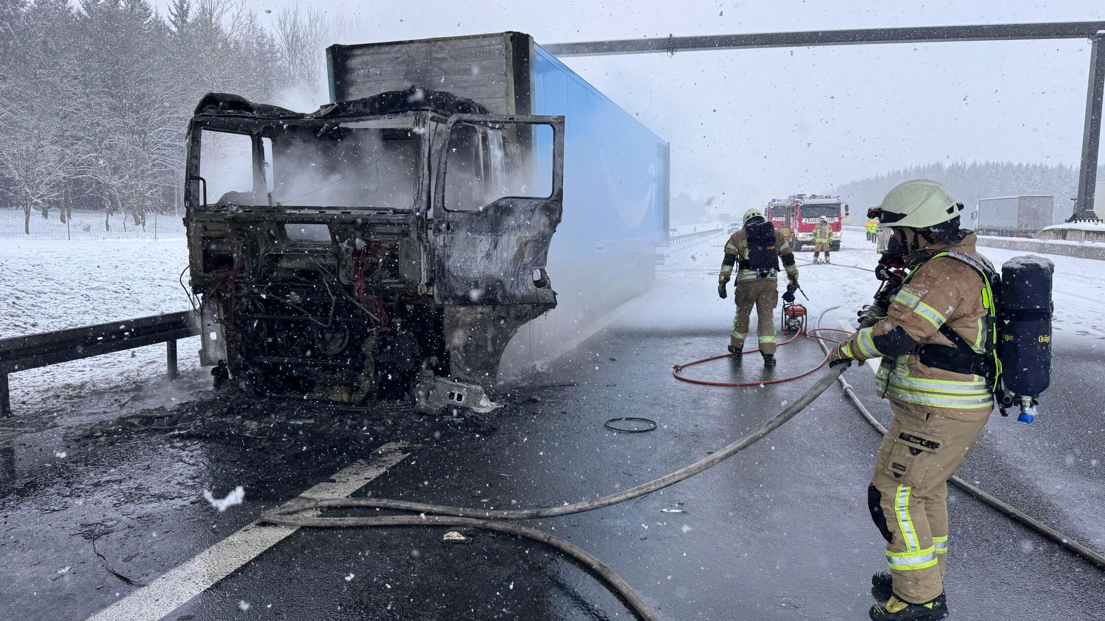 FÃ¼hrerhaus in Flammen: Amazon-Lkw auf der Autobah