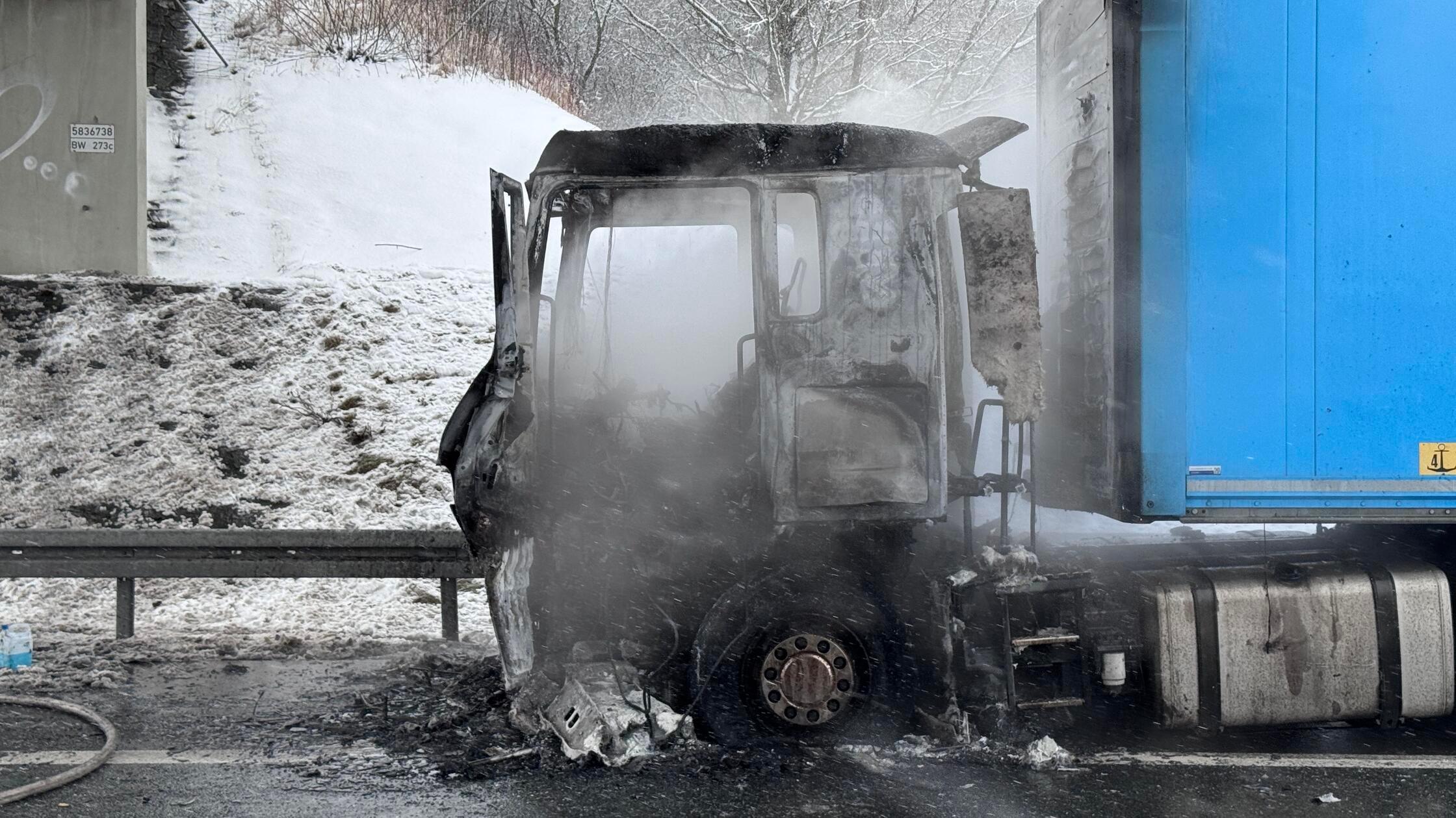 FÃ¼hrerhaus in Flammen: Amazon-Lkw auf der Autobah