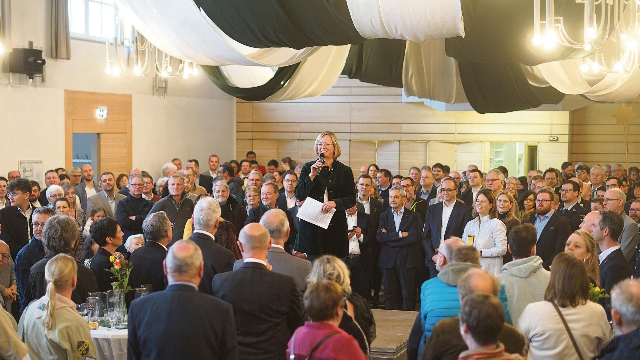 Vor-diesen-Herausforderungen-steht-Treuchtlingen-B-rgermeisterin-Becker-blickt-auf-2026