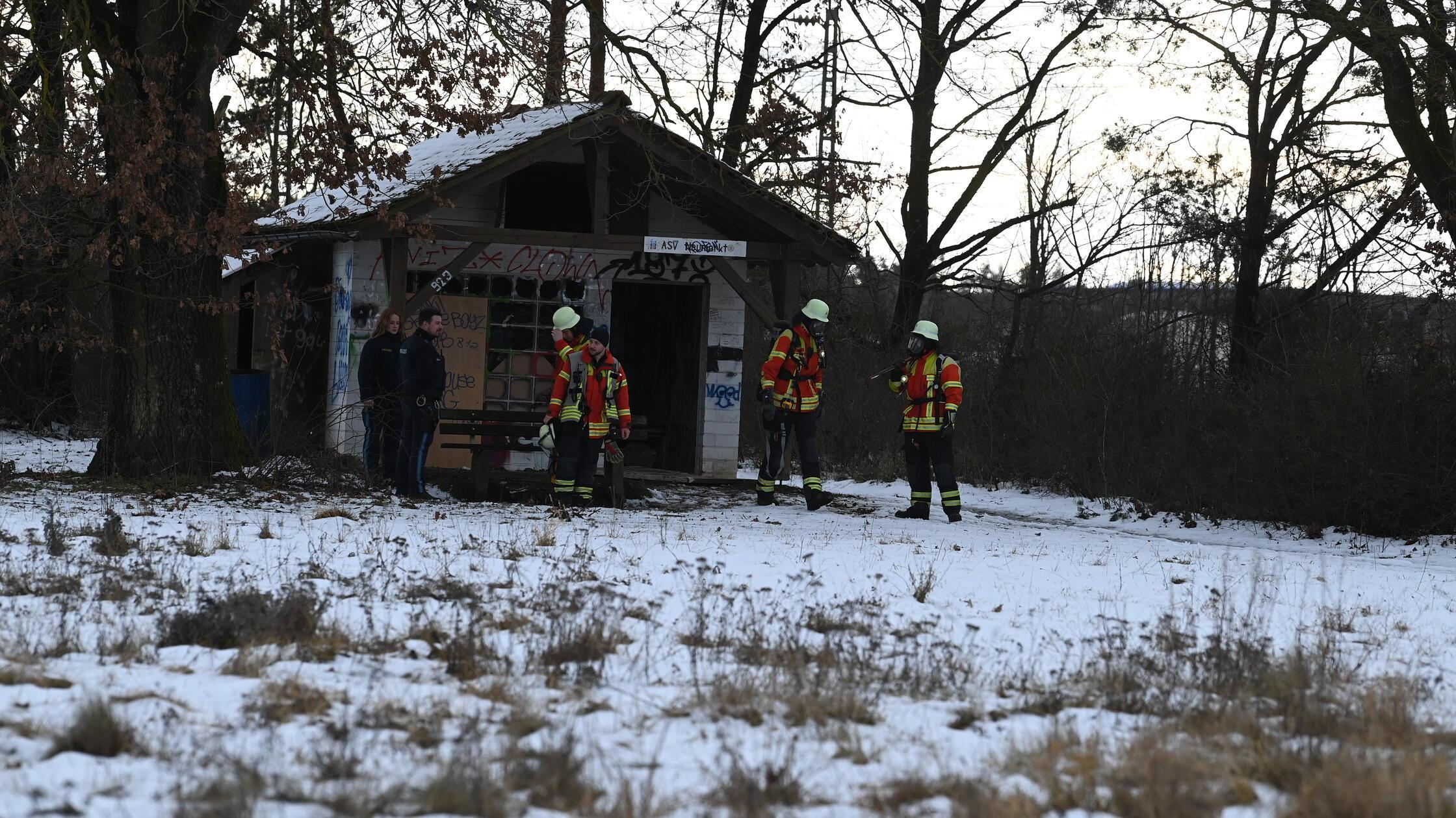 Alter-Unterstand-auf-dem-ASV-Gel-nde-in-Neumarkt-in-Flammen-Feuerwehr-greift-ein