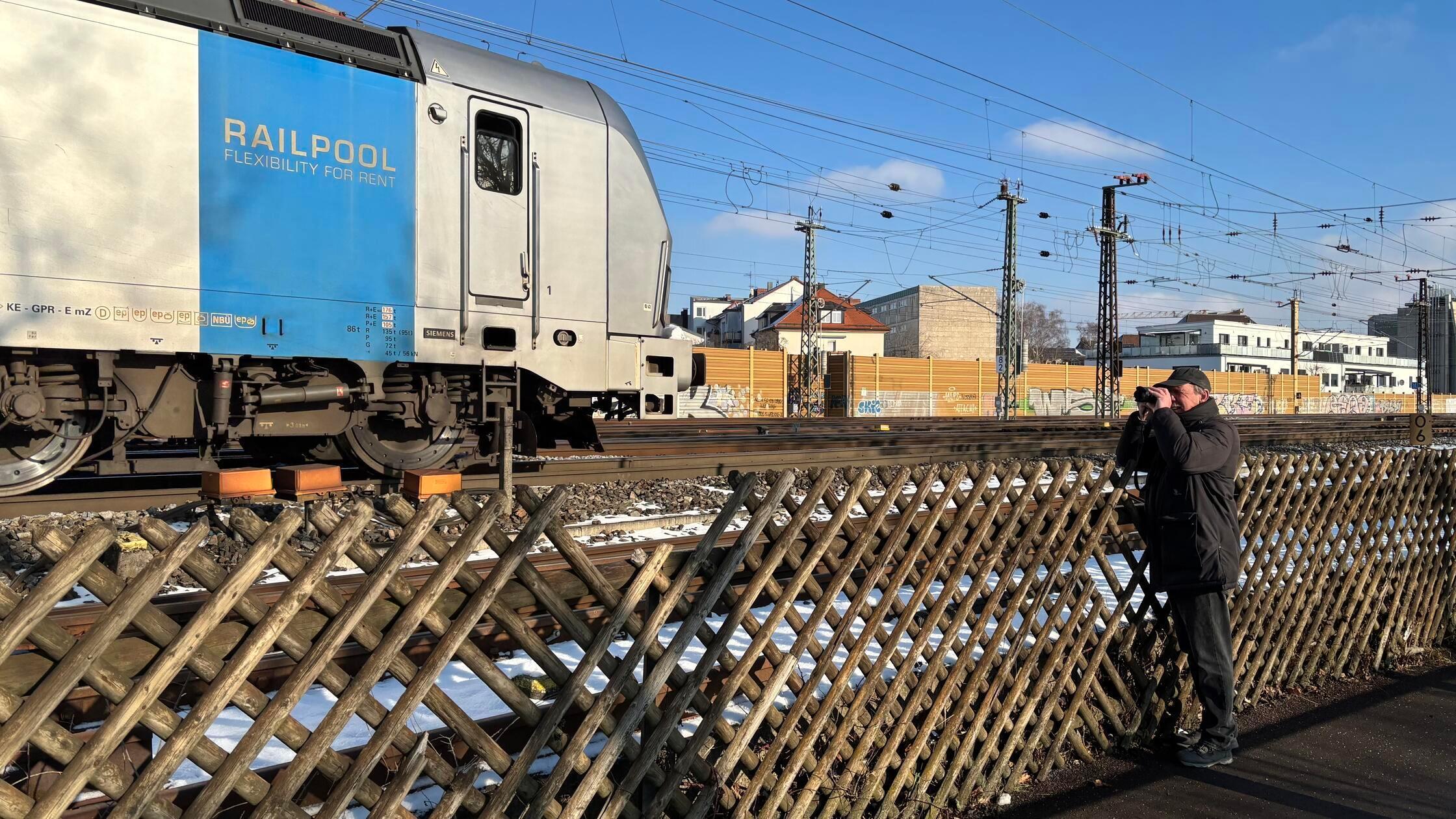 Hotspot-f-r-Trainspotter-An-der-F-rther-Siebenbogenbr-cke-treffen-sich-Eisenbahnliebhaber