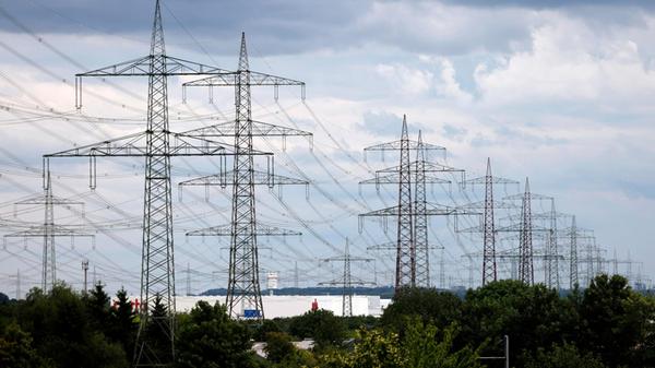 Strommasten und Hochspannungsleistungen