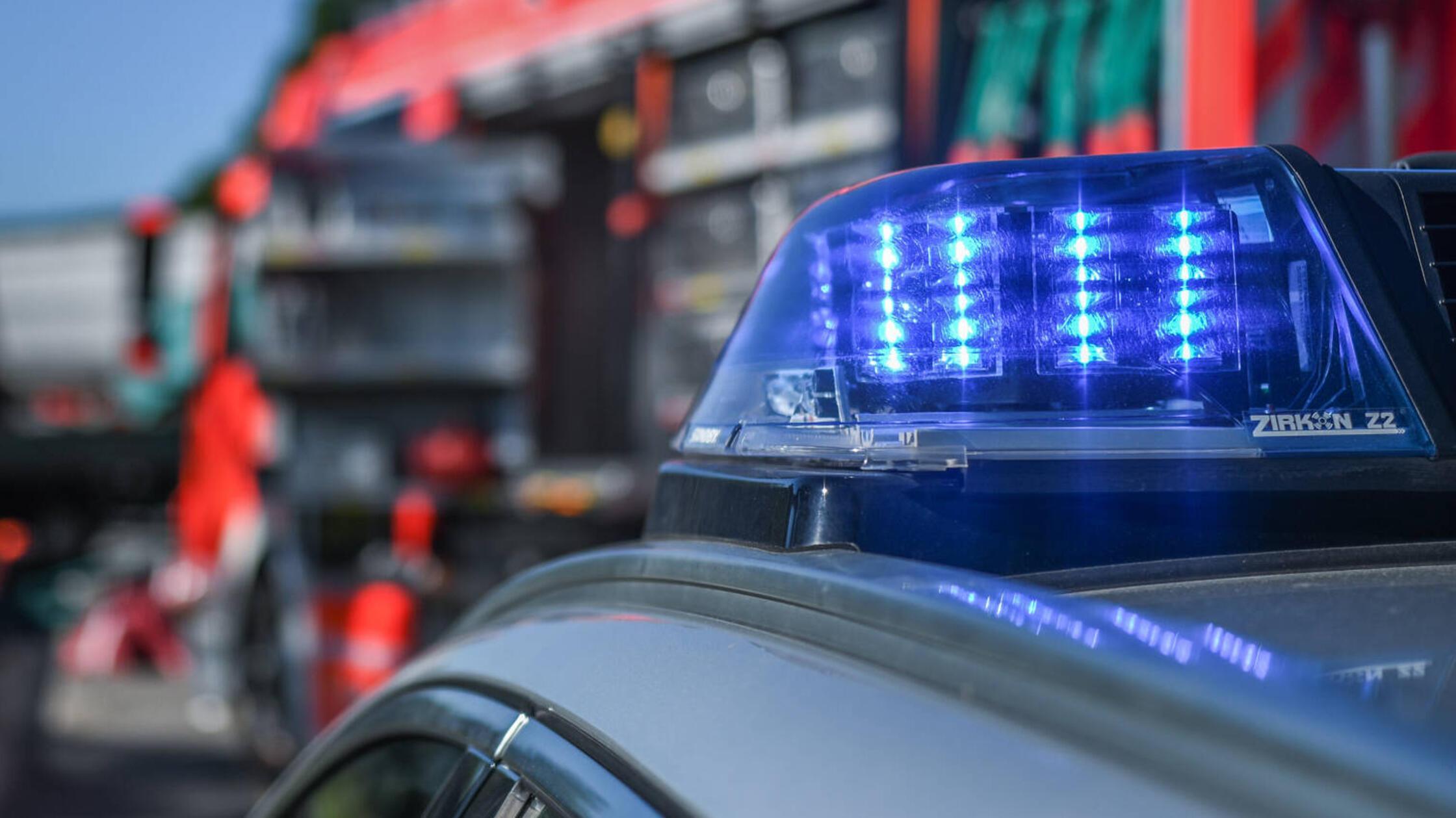 Kleintransporter-macht-sich-selbst-ndig-und-klemmt-Mann-ein