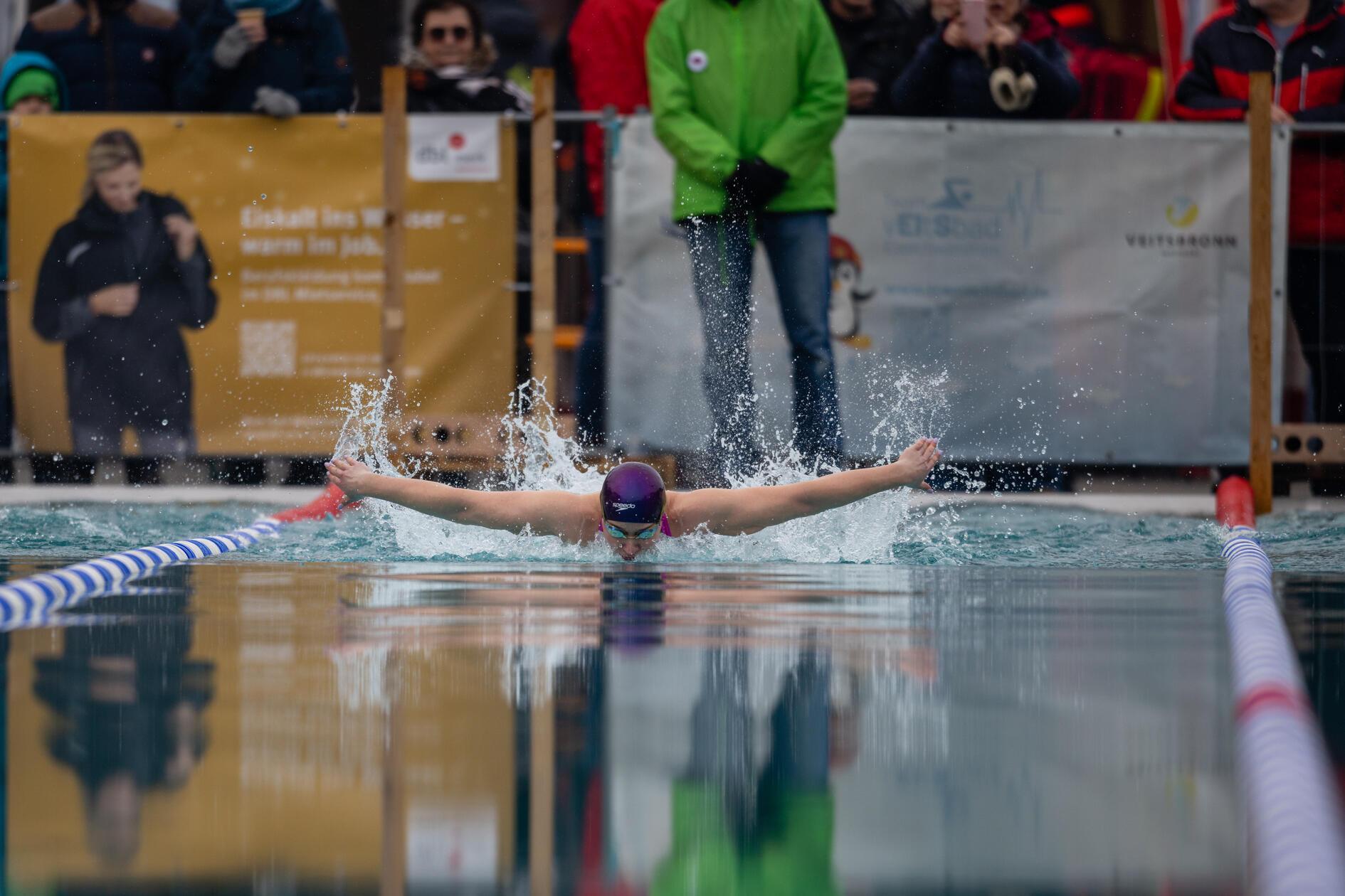 Temperaturen-nur-knapp-ber-dem-Gefrierpunkt-Die-Bilder-vom-Eisschwimmen-in-Veitsbronn
