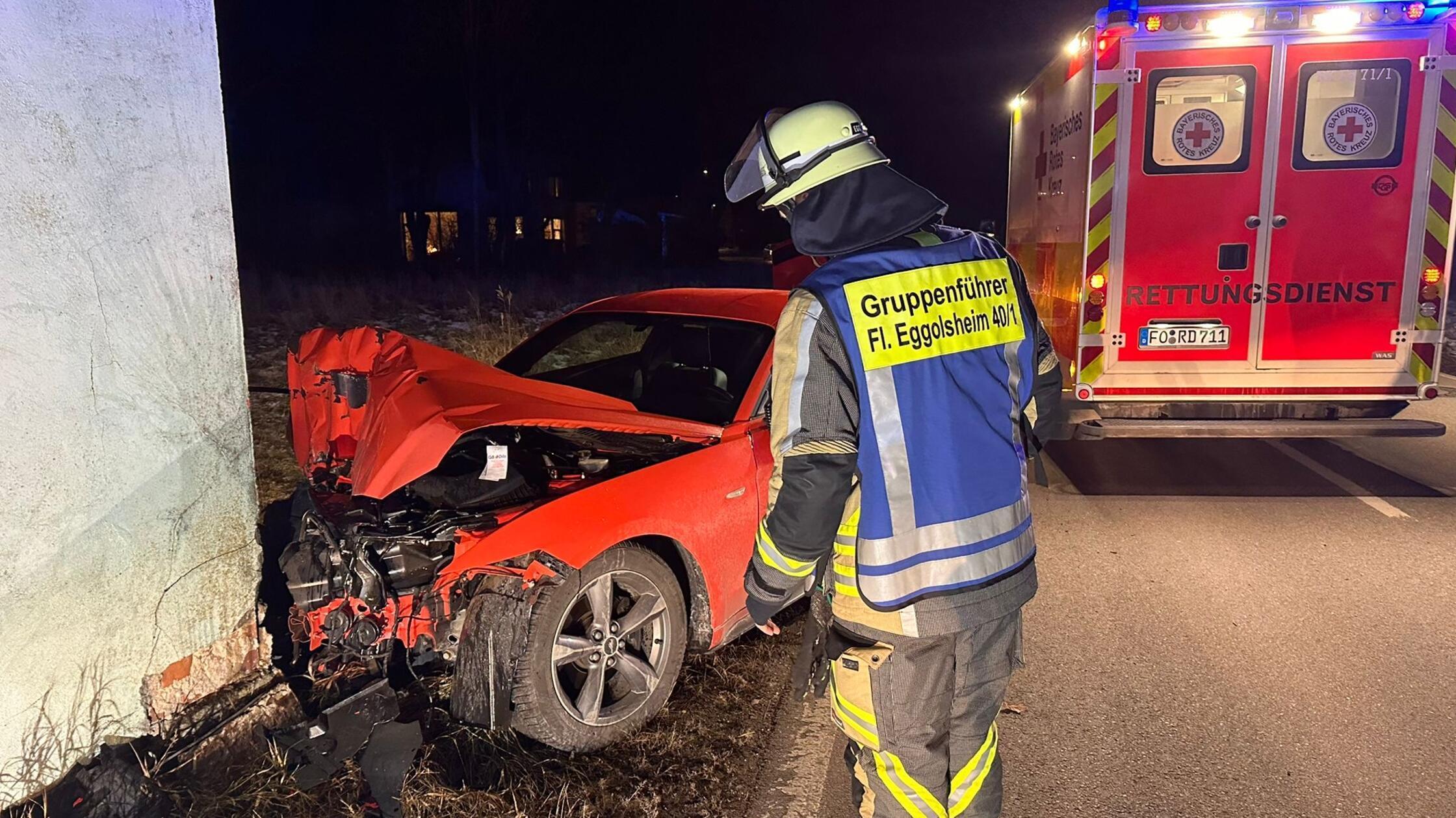 Auto-kracht-bei-Eggolsheim-in-Scheune-31-J-hriger-befreit-sich-selbst-aus-dem-Fahrzeug