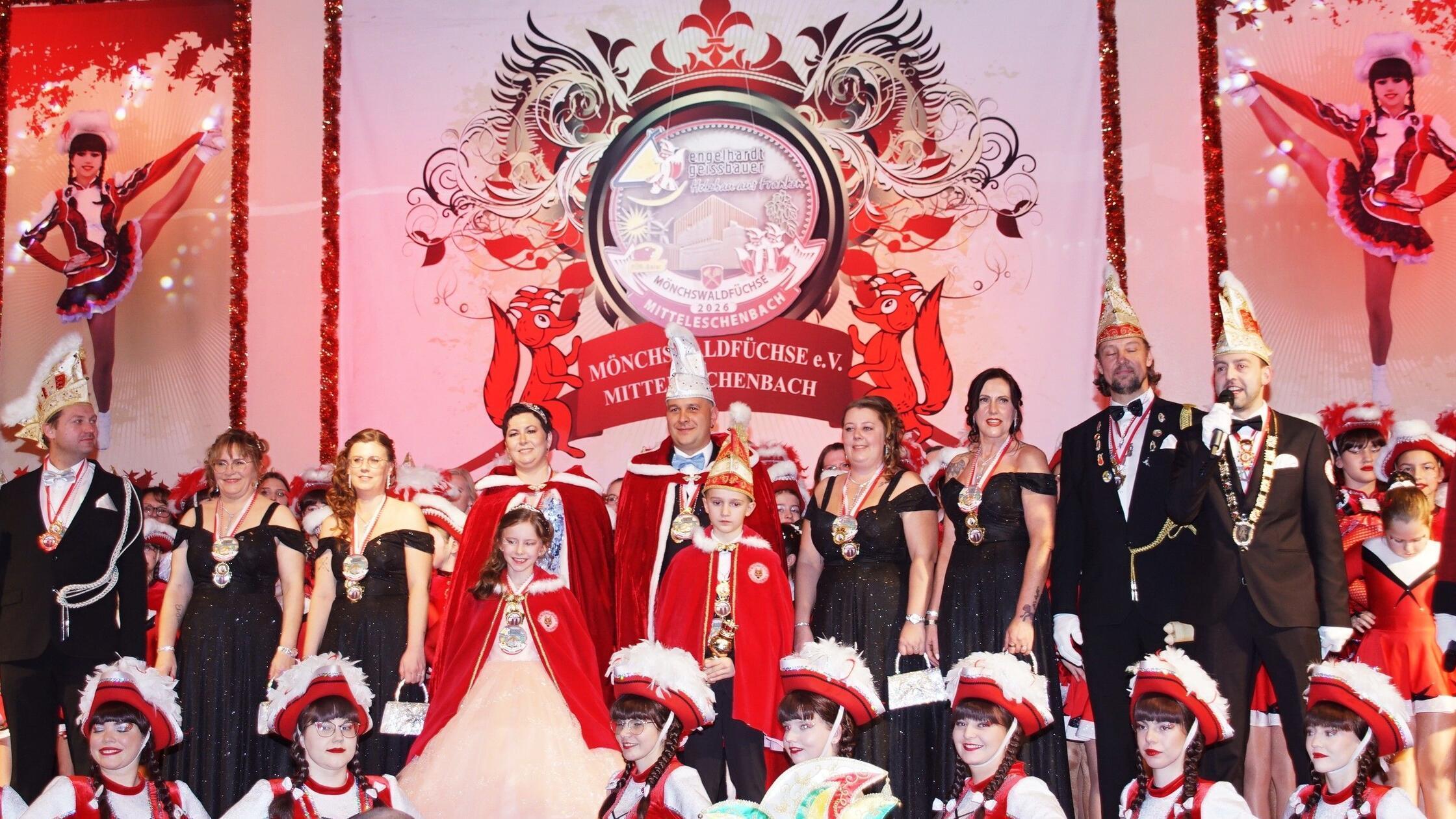 Fr-nkischer-Frohsinn-in-Mitteleschenbach-So-prunkvoll-feierten-die-M-nchswaldf-chse-
