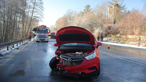 Frontalcrash zweier Autos auf glatter Straße: Fü