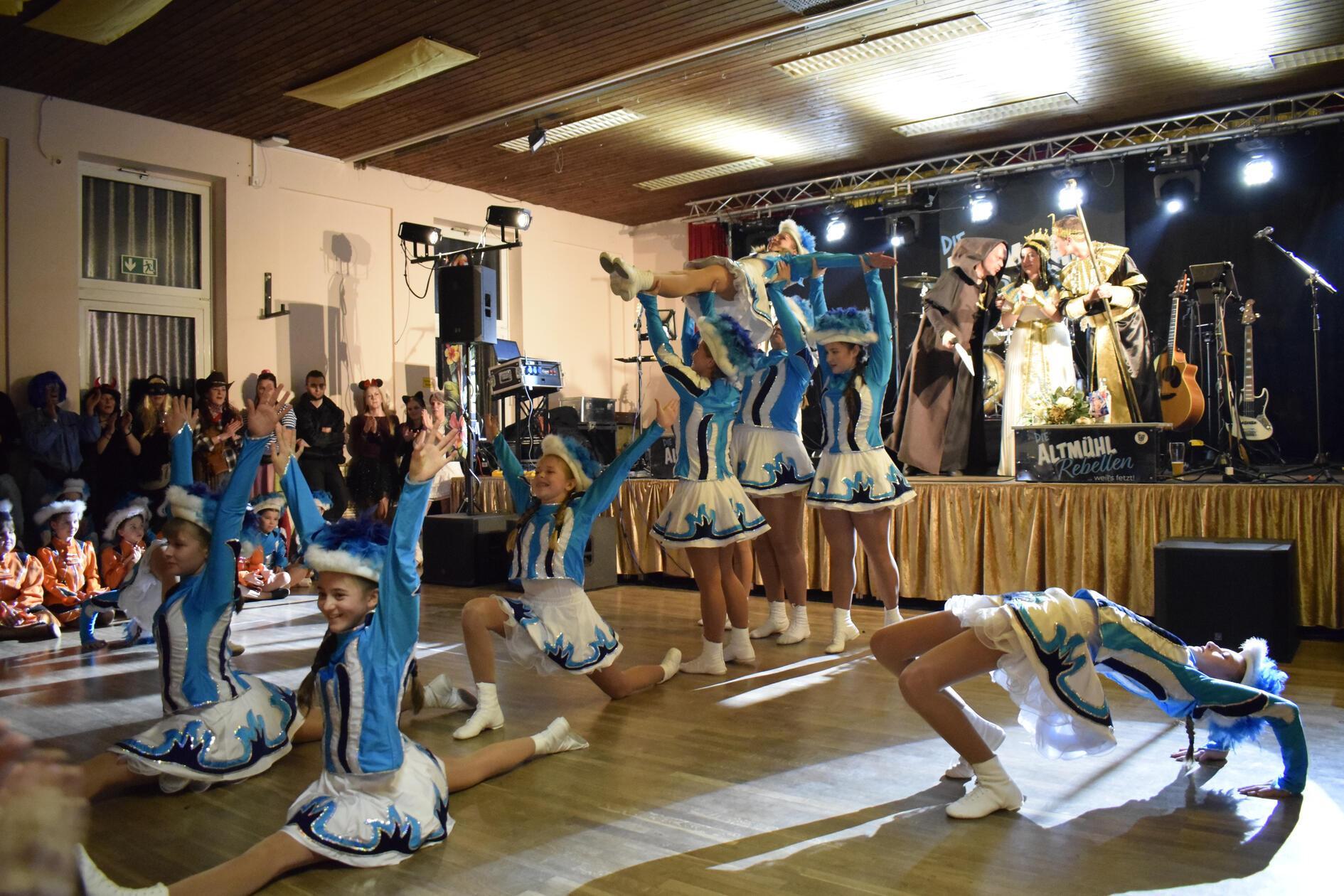 Bunte-Bilder-vom-Faschingsstart-Ornbau-er-ffnet-Narrenzeit-mit-Ball-in-der-Stadthalle