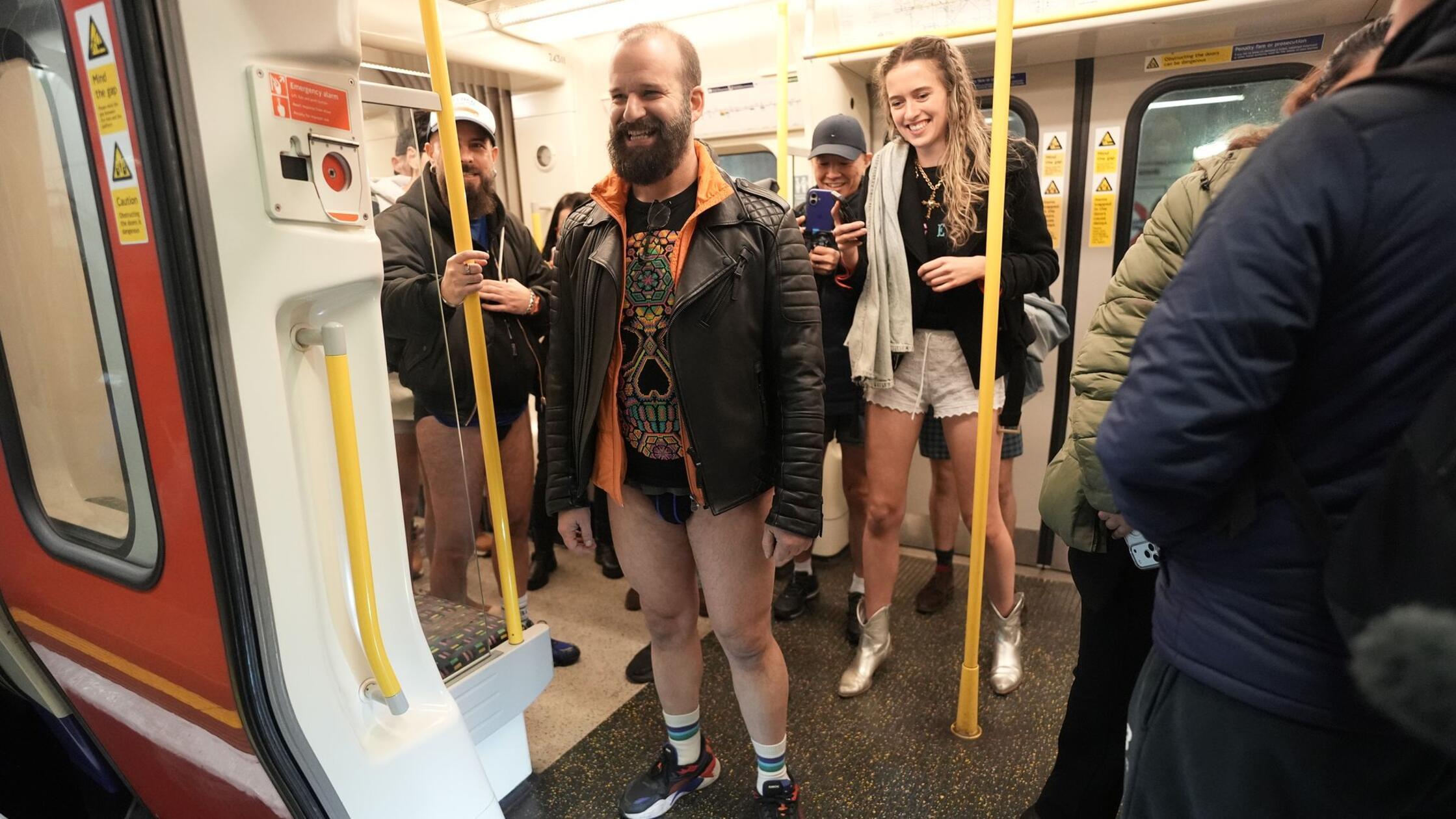 Als-w-re-es-ein-Versehen-Londoner-ohne-Hose-in-der-U-Bahn