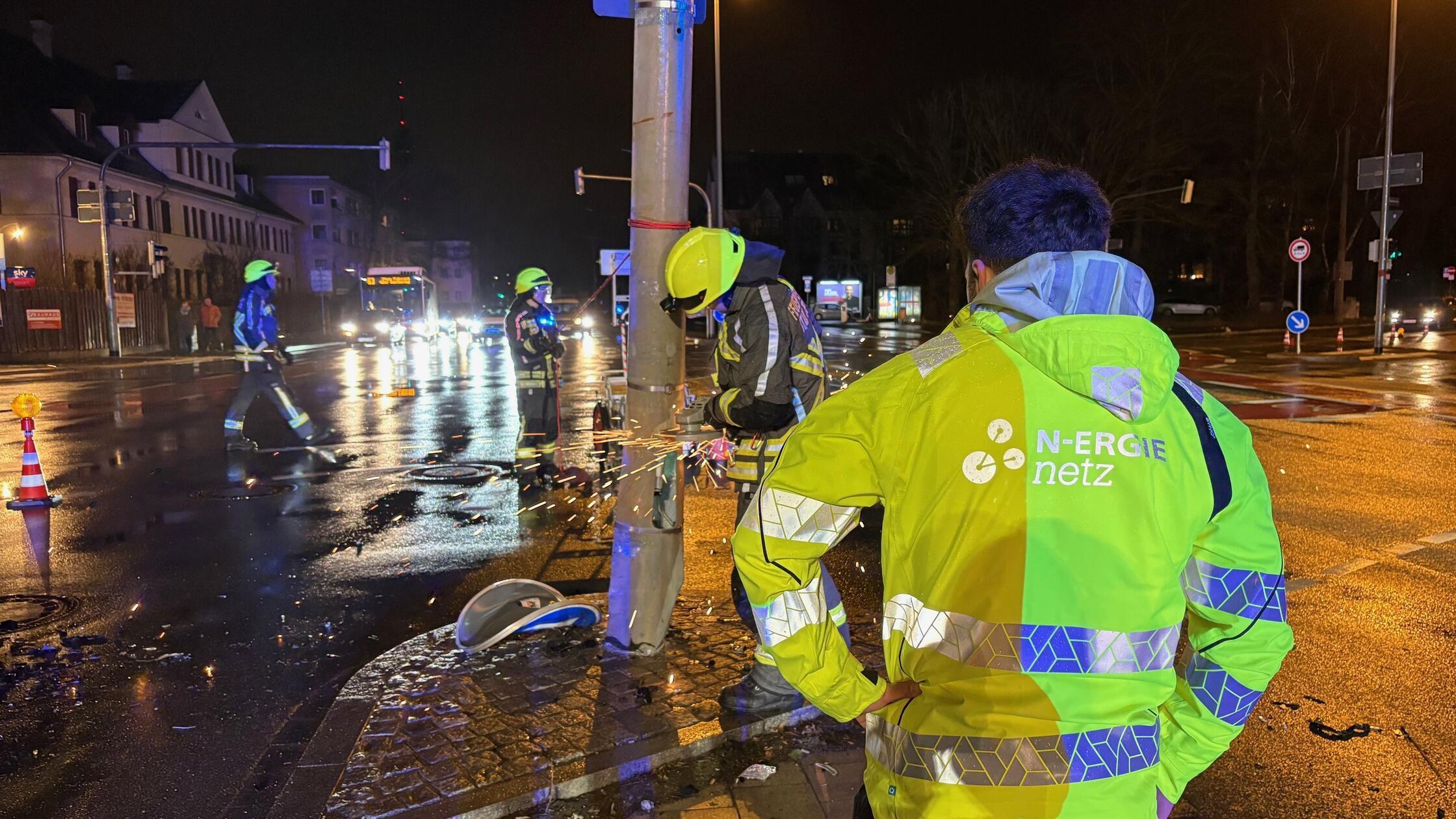 Auto-kracht-in-Stein-gegen-Laternenmast-Feuerwehr-muss-mit-Kran-anr-cken-und-Mast-abbauen