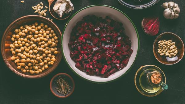 knoblauch,salat,kichererbsen,vegetarisch,rote beet