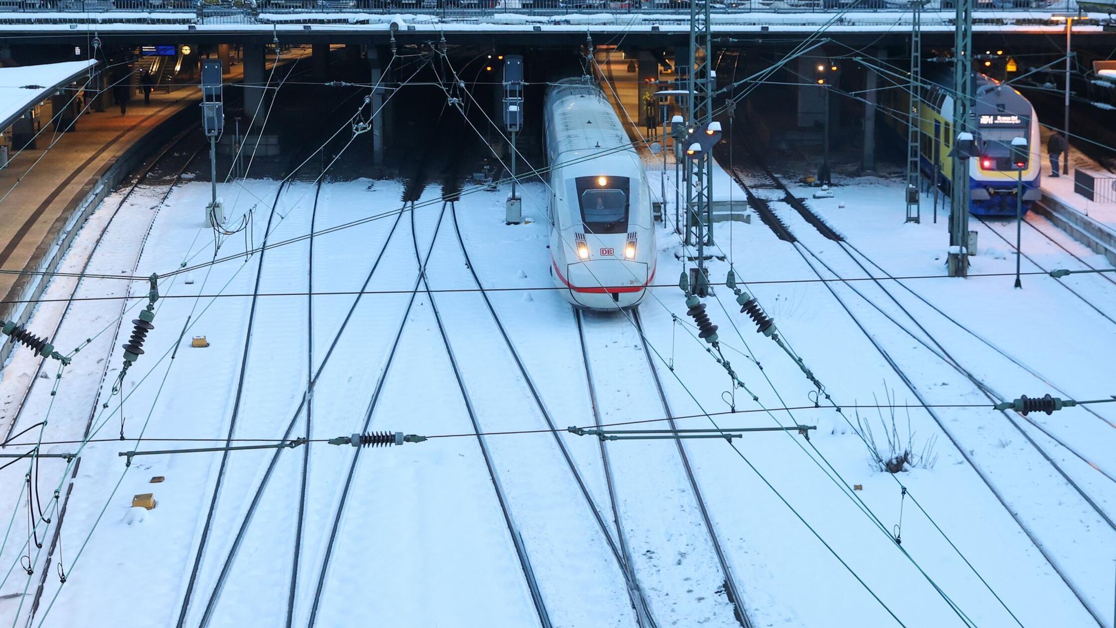https://images.nordbayern.de/image/contentid/policy:1.14966021:1768197824/Ein_ICE_verlaesst_am_Nachmittag_den_Hauptbahnhof_D.jpg?%24p=ec32e0c
