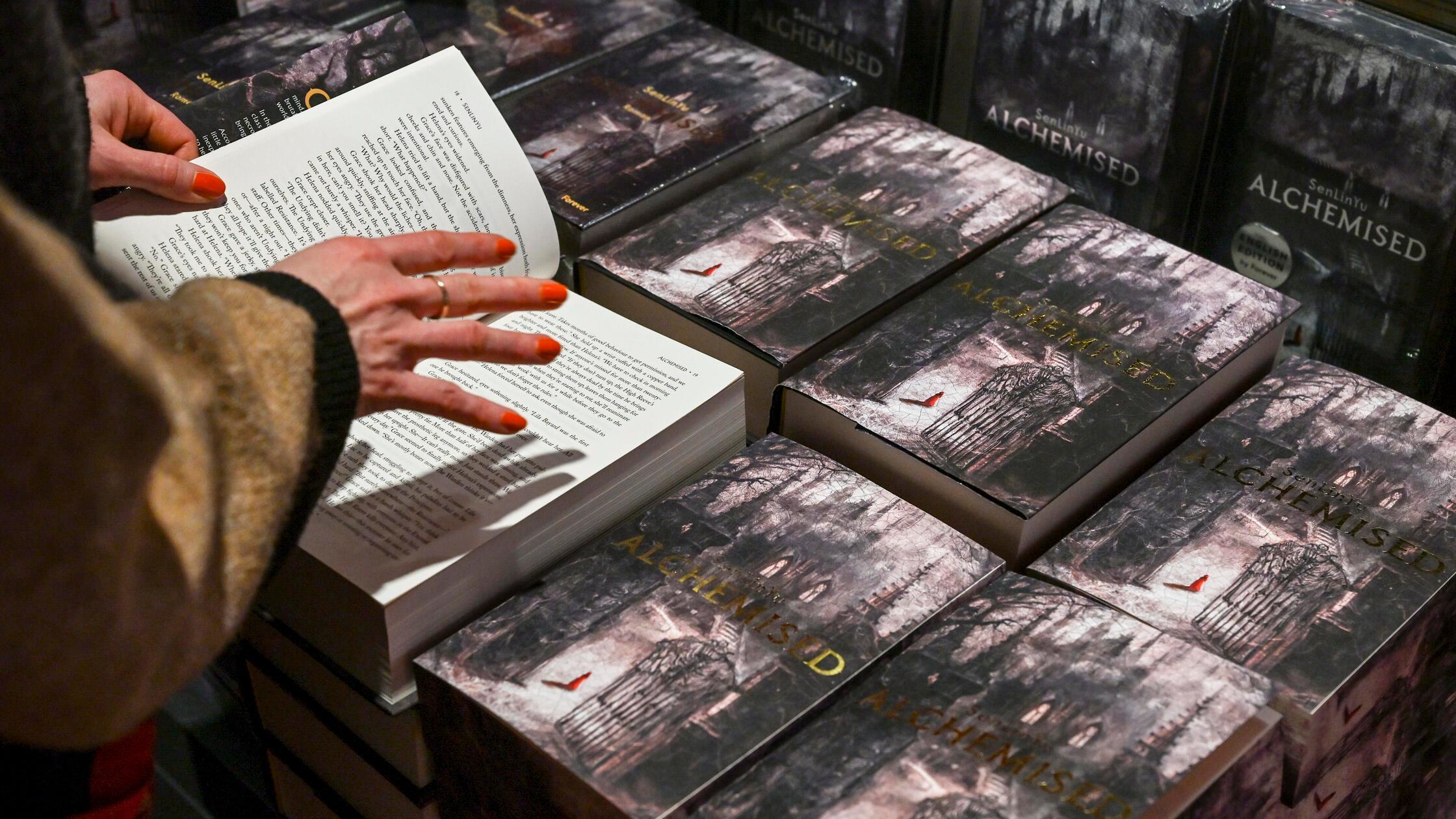 Buch "Alchemised" von Autorin SenLinYu