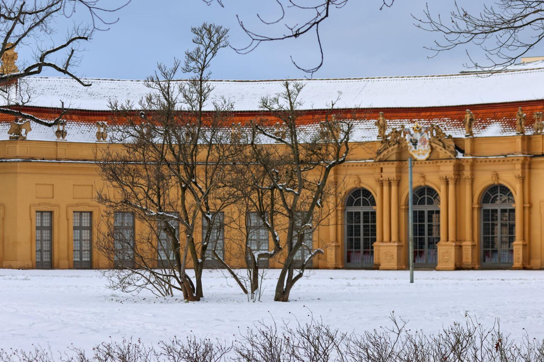 Die Orangerie in Erlangen unter einer Schneedecke.