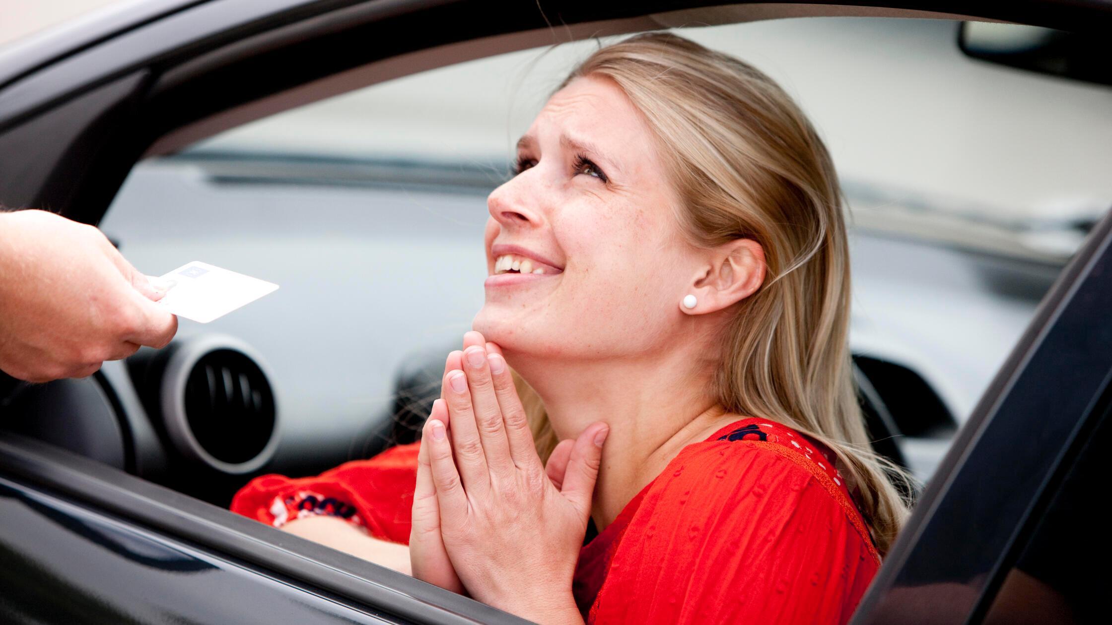 FOTO: colourbox.de; 2015 gesp...MOTIV: Frau; Auto;