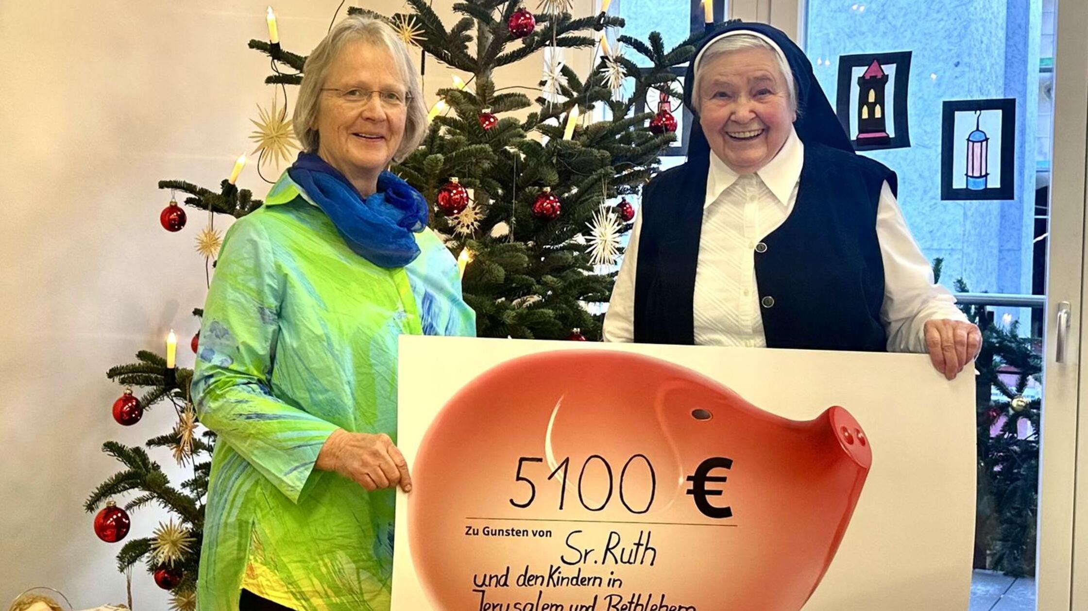 Ursula Fröhlich überreicht Schwester Ruth Reißig C