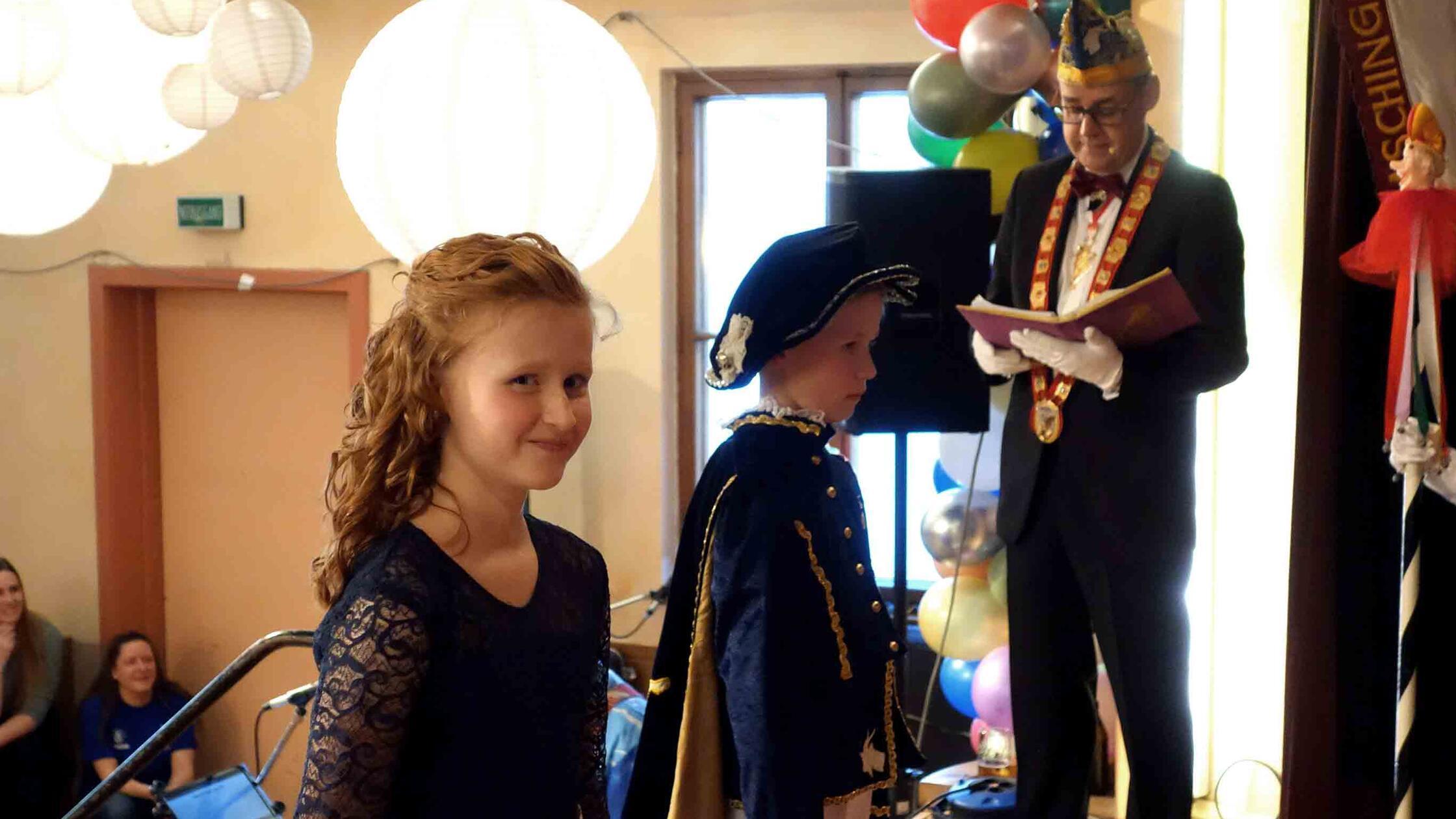 Wlan-f-r-alle-und-berall-in-Neustadt-Aisch-50-Kinderprinzenpaar-der-Gei-b-cke-legt-los