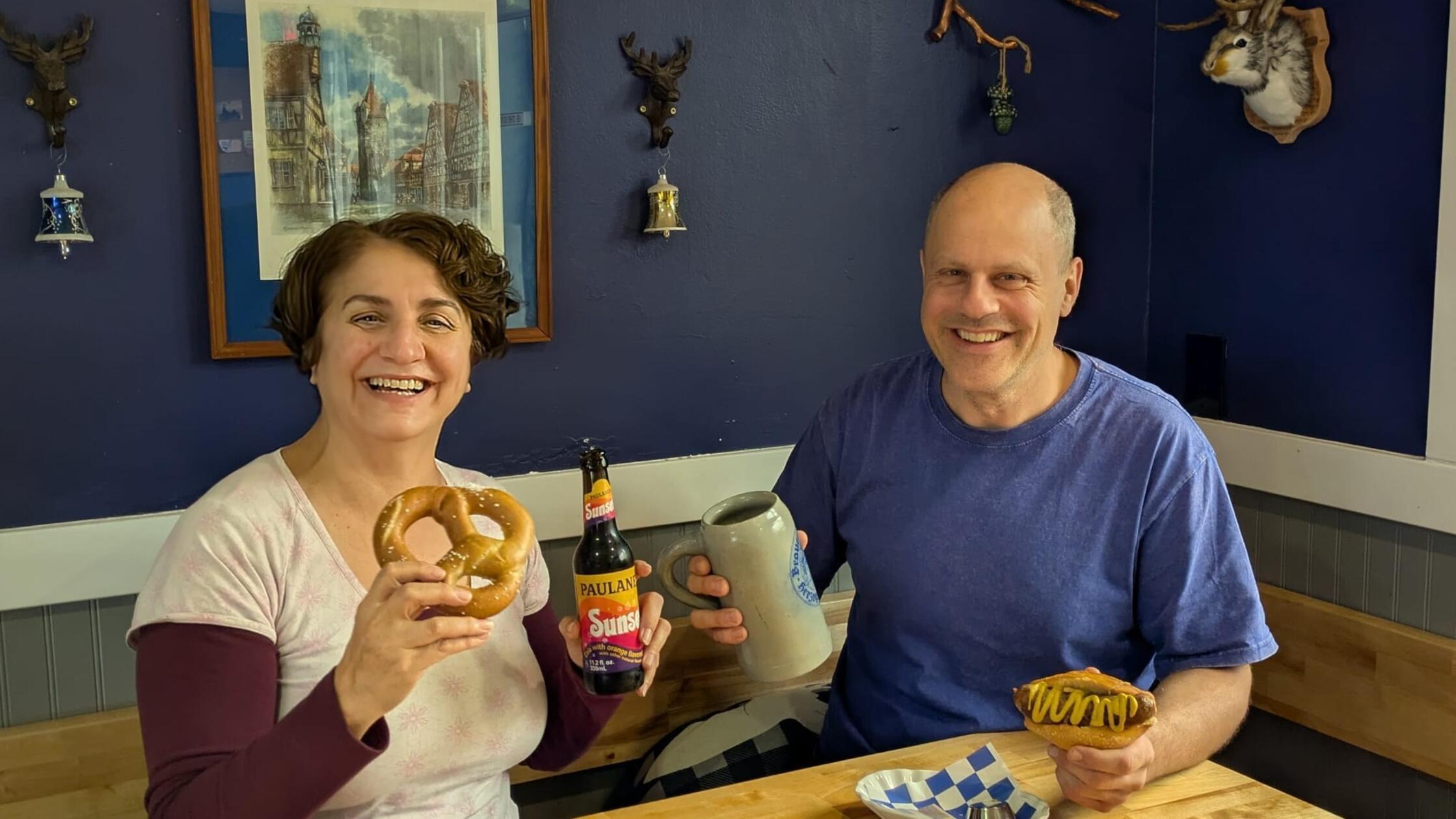 Fr-nkisch-im-Silicon-Valley-Beergarden-brutzelt-Bratw-rste-nach-Herzogenauracher-Rezept