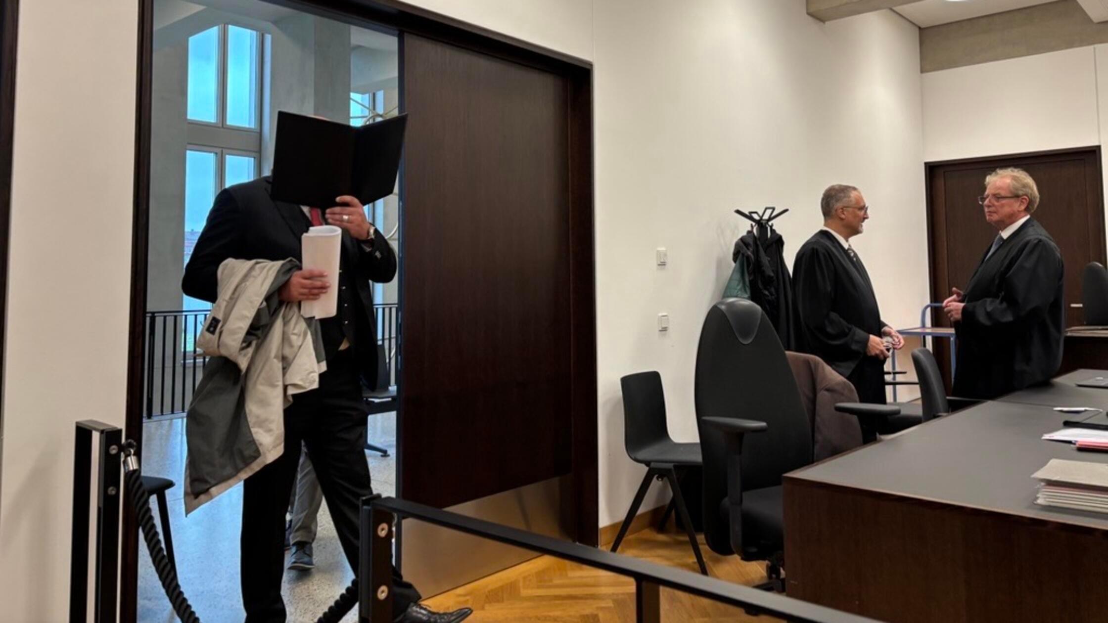 Tommy S. vor Gericht / Hausverwaltung Dettling