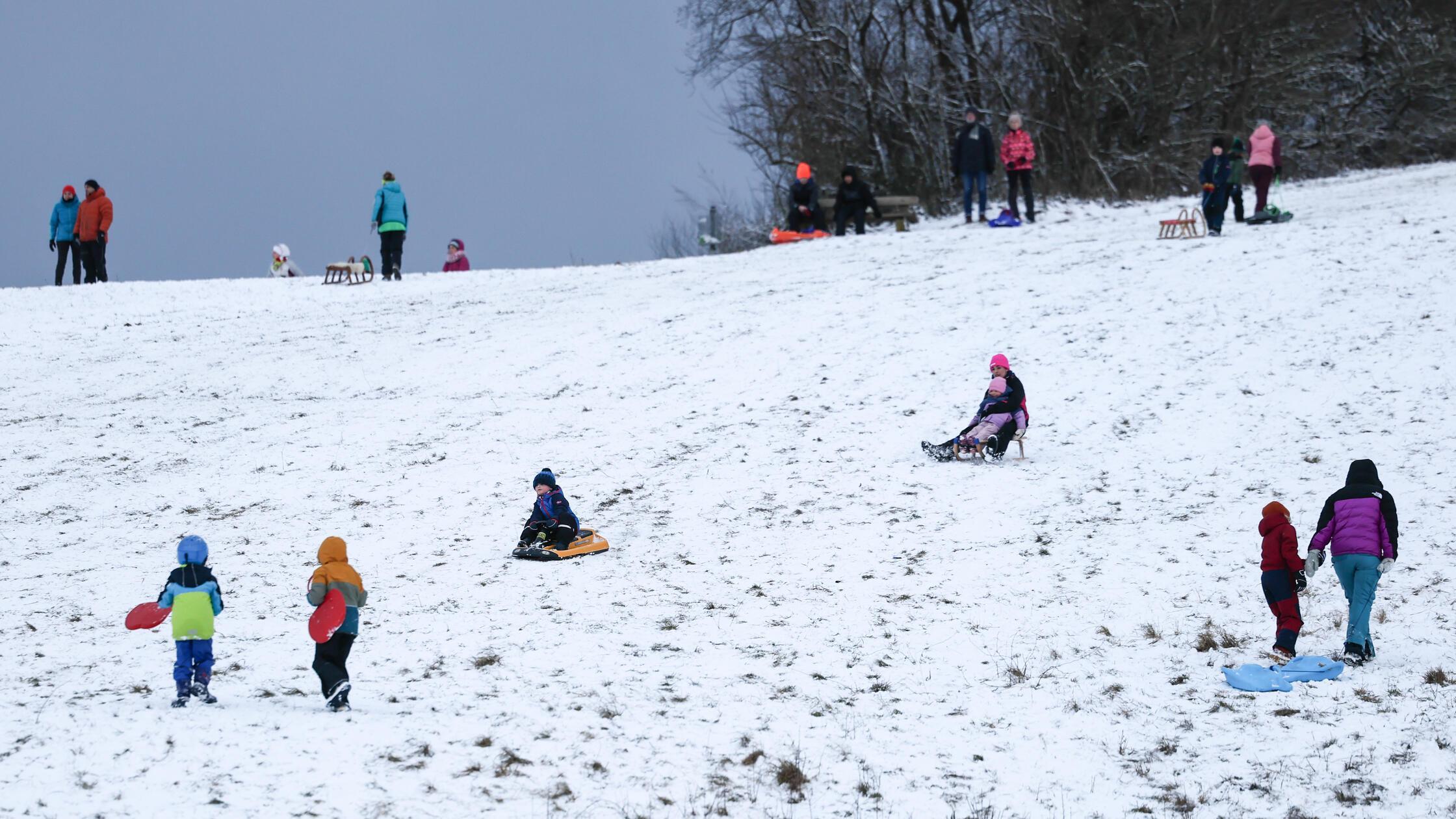 Park-rger-in-Tauchersreuth-Polizei-verteilte-Strafzettel-am-Schlittenhang