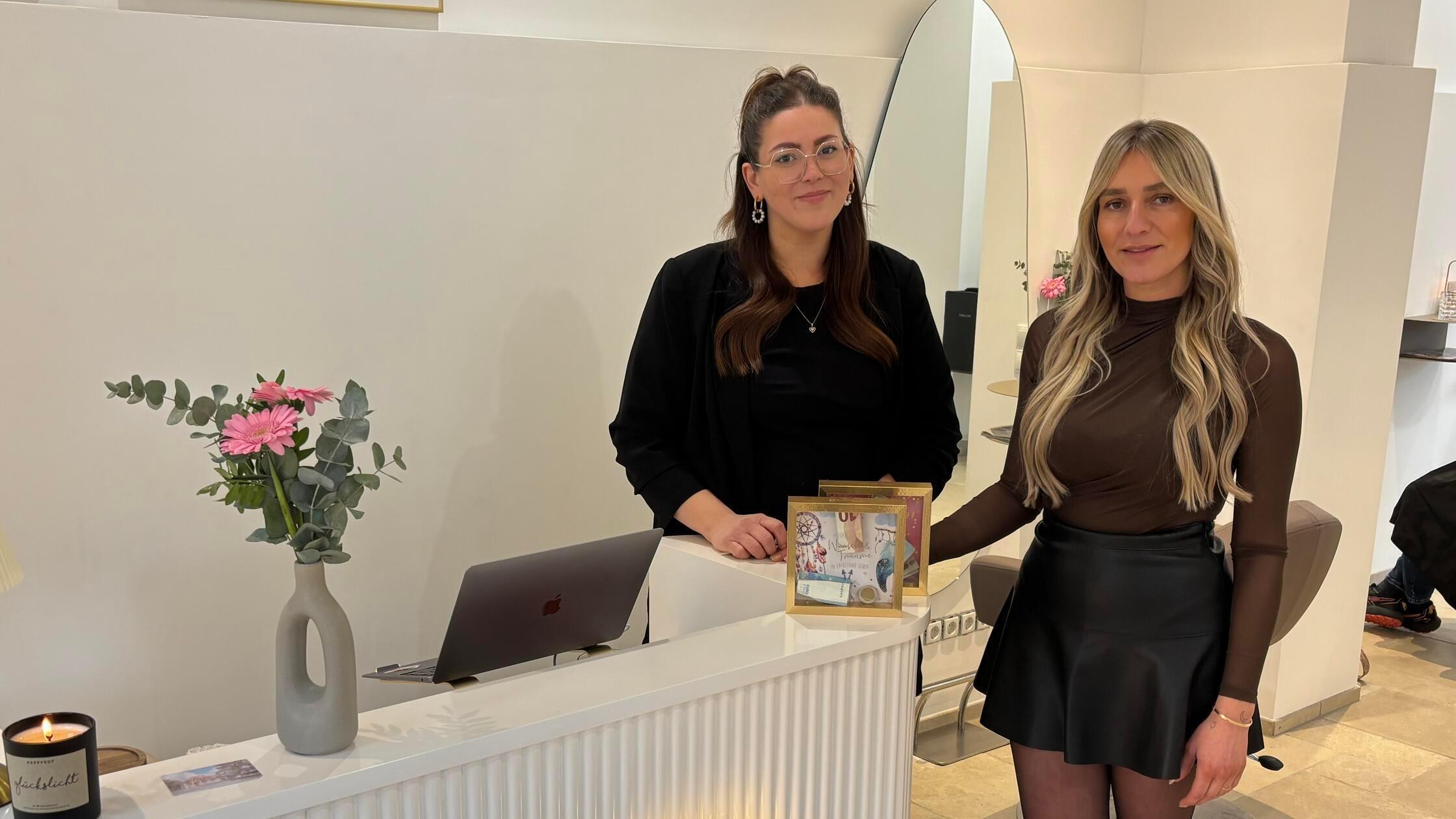 Zwei-junge-Friseurmeisterinnen-er-ffnen-in-Forchheim-eigenen-Salon-in-historischem-Geb-ude