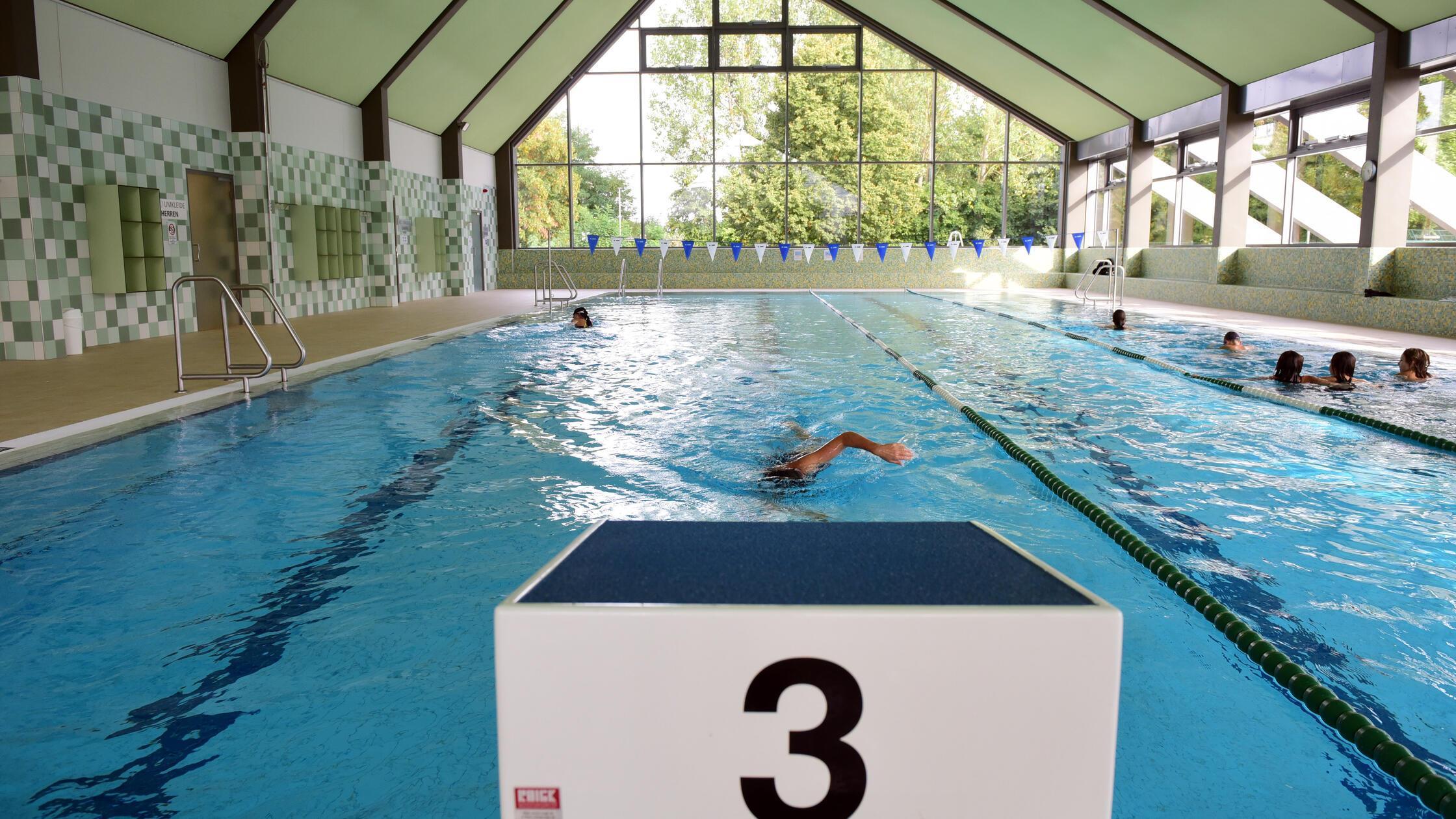 Das-Stadelner-Hallenbad-ist-geschlossen-So-geht-es-laut-der-F-rther-Infra-weiter