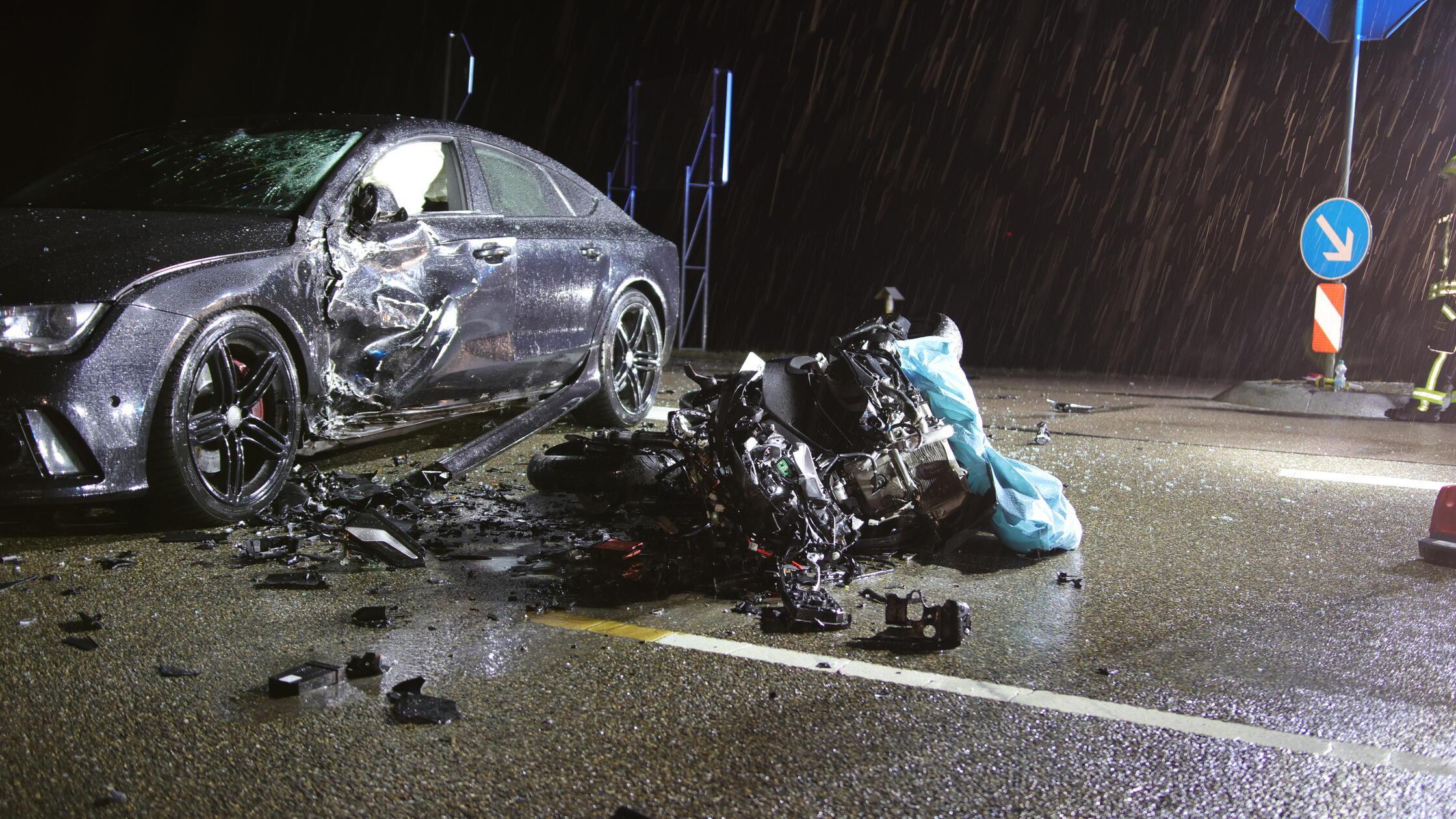 Schwerer-Verkehrsunfall-im-Landkreis-Ansbach-Motorradfahrer-verungl-ckt-t-dlich