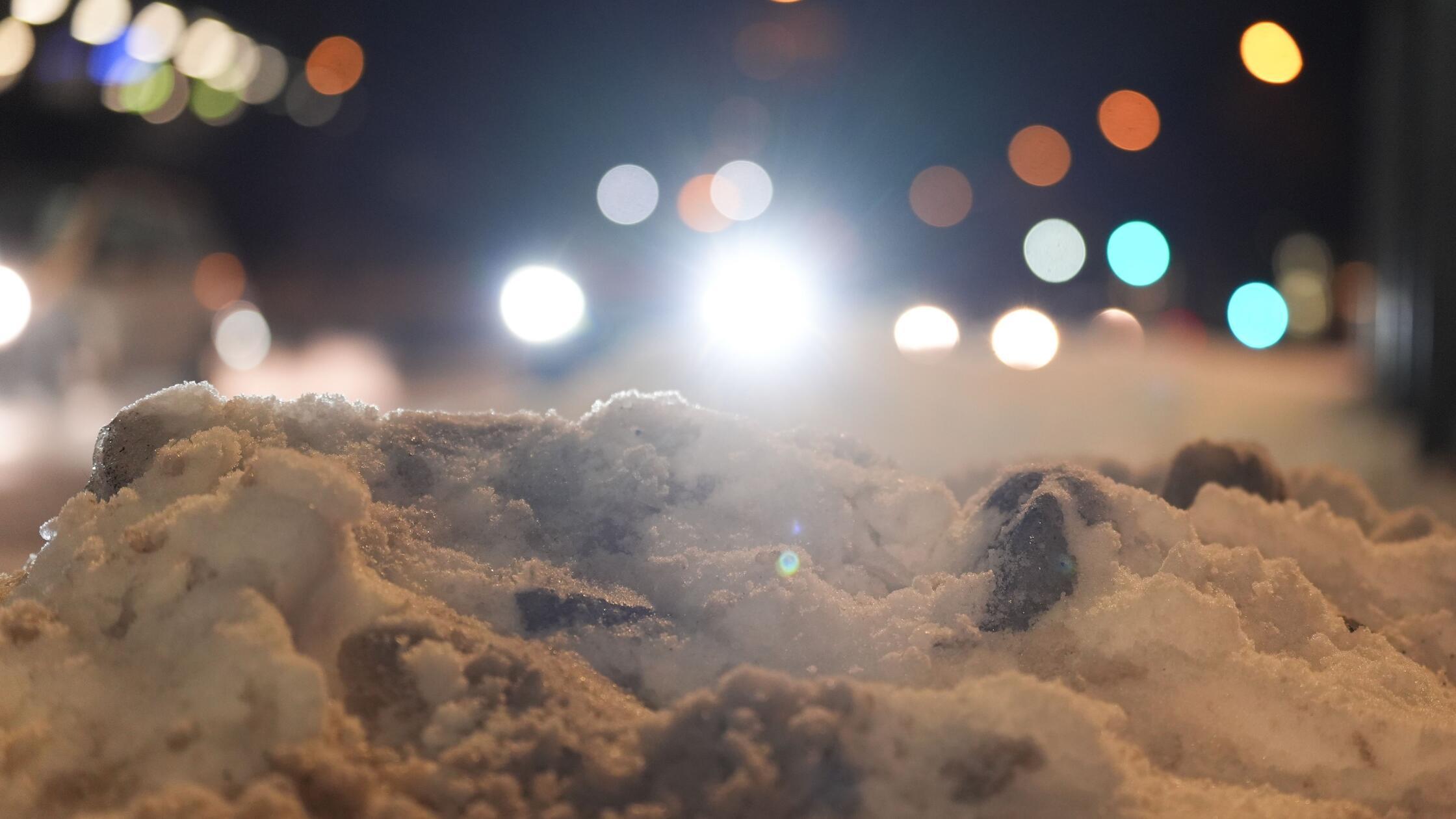 12.01.2026, Hamburg: Autos fahren am frühen Morgen