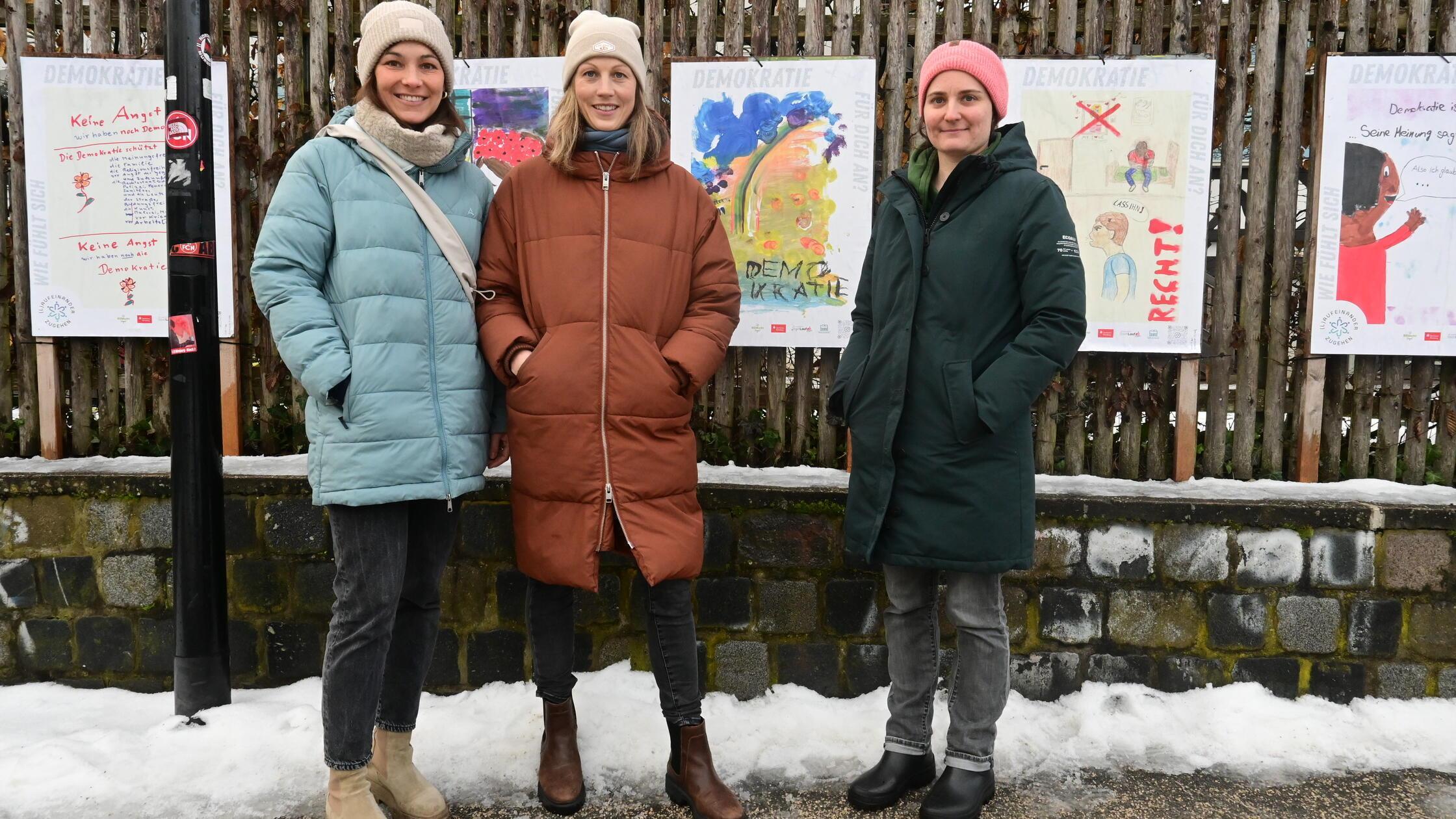 -Wichtig-dass-wir-zuh-ren-Das-steckt-hinter-den-Plakaten-von-Kunstwerken-in-Lauf
