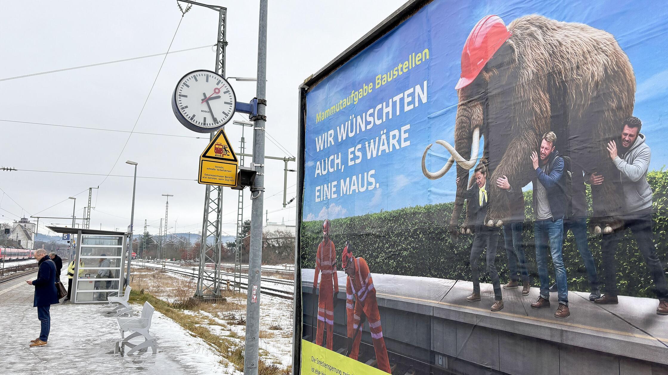 Mammut-und-Maus-Agilis-l-sst-Frust-ber-Totalsperre-auf-Plakat-am-Bahnhof-Neumarkt-ab