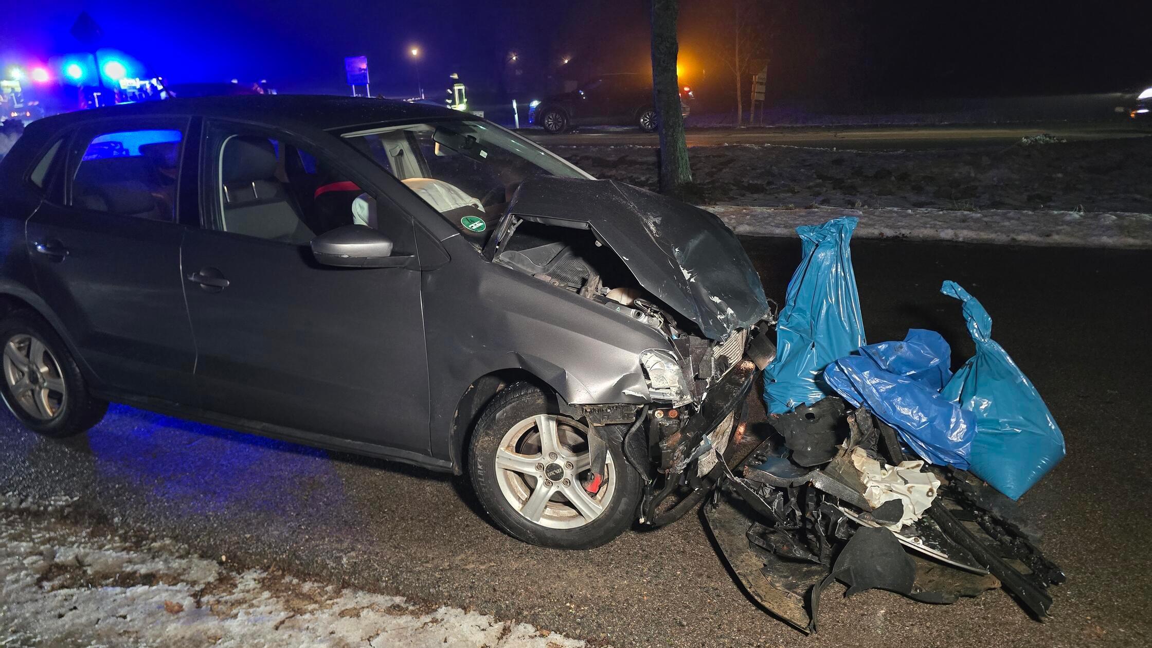 Drei-Verletzte-bei-Unfall-in-Willenhofen-Auto-in-Graben-gerutscht