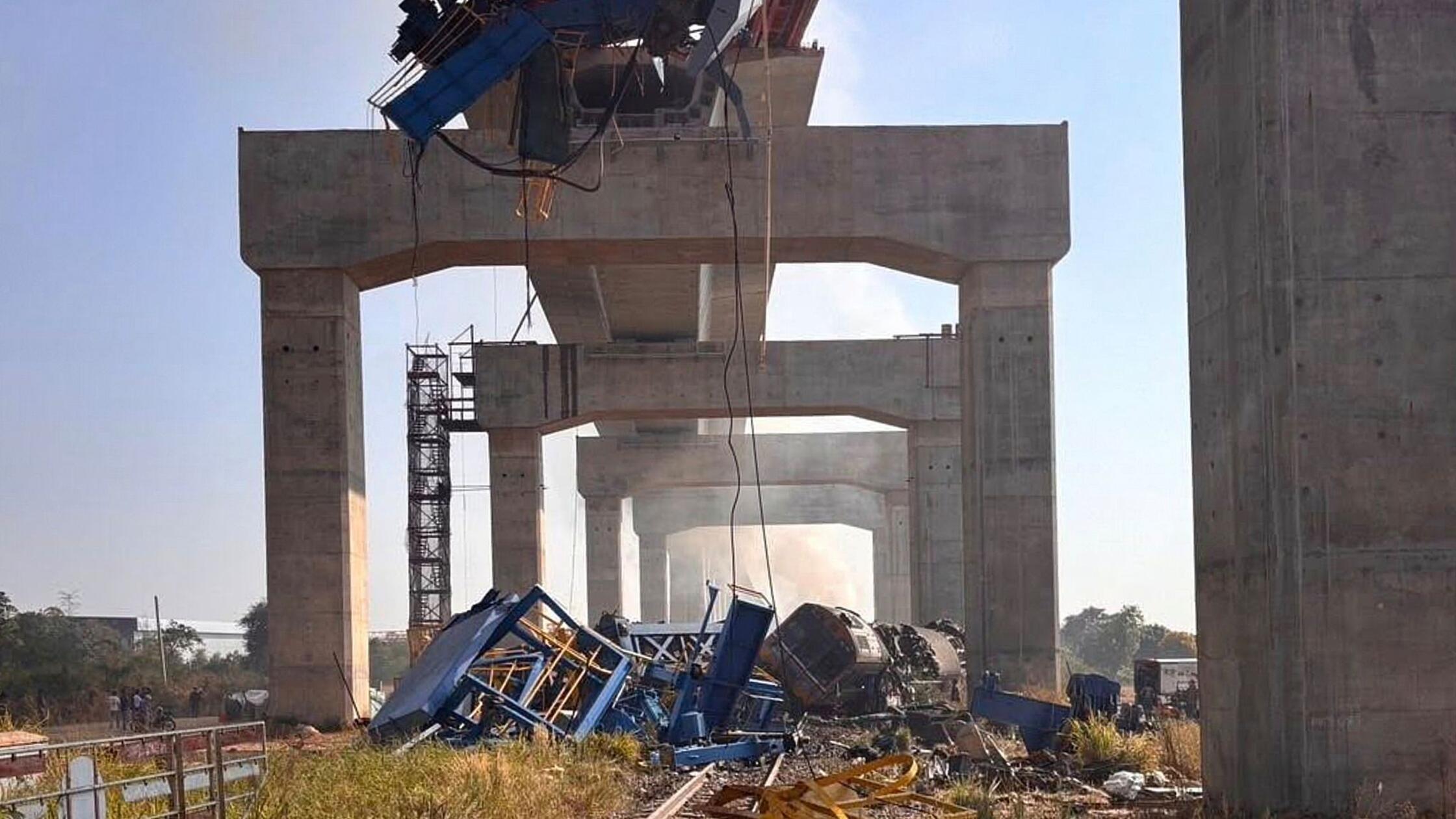 Zug-kracht-in-Baukran-mehr-als-20-Tote-in-Thailand