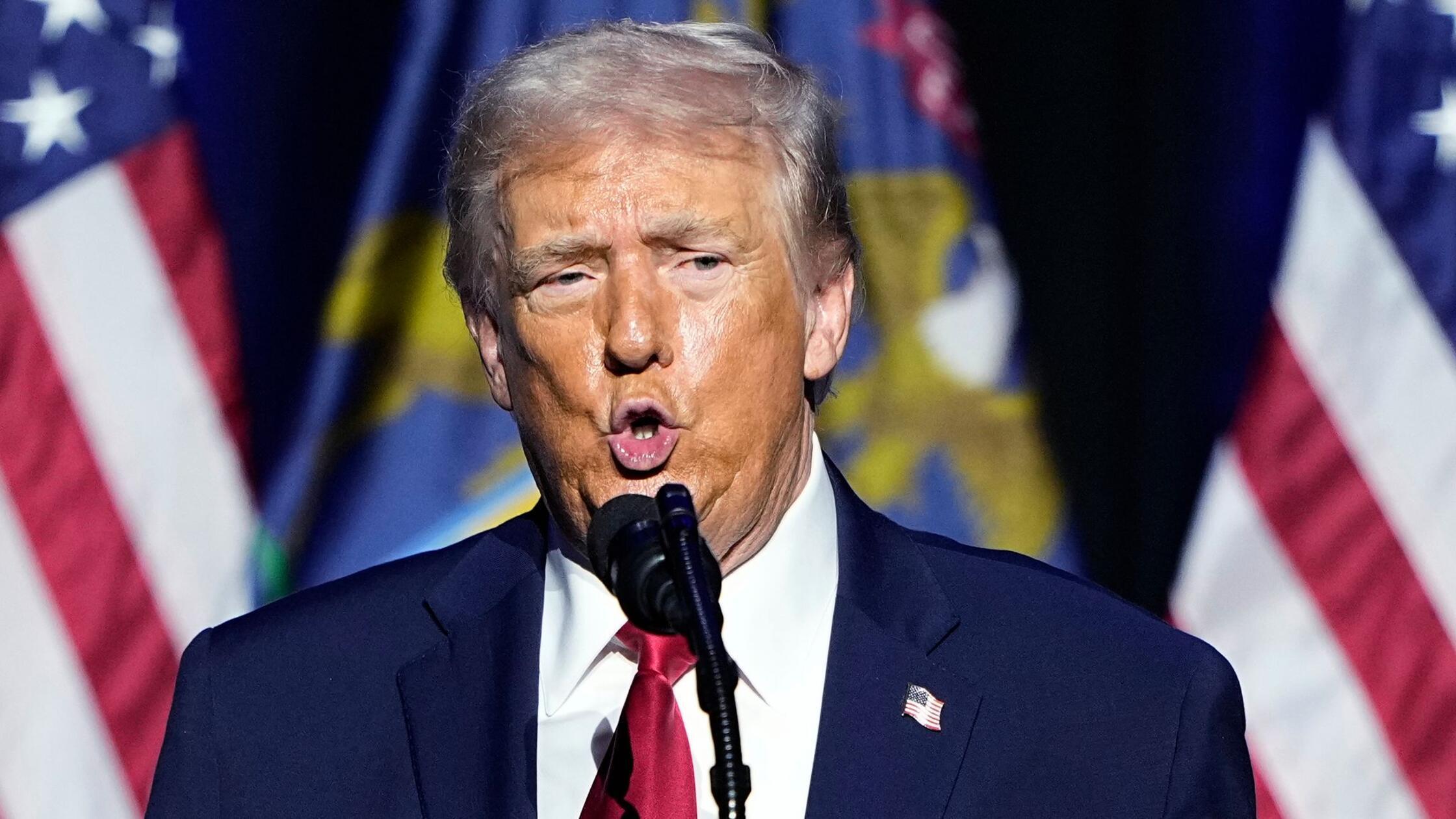 Trump-zeigt-p-belndem-Arbeiter-den-Mittelfinger