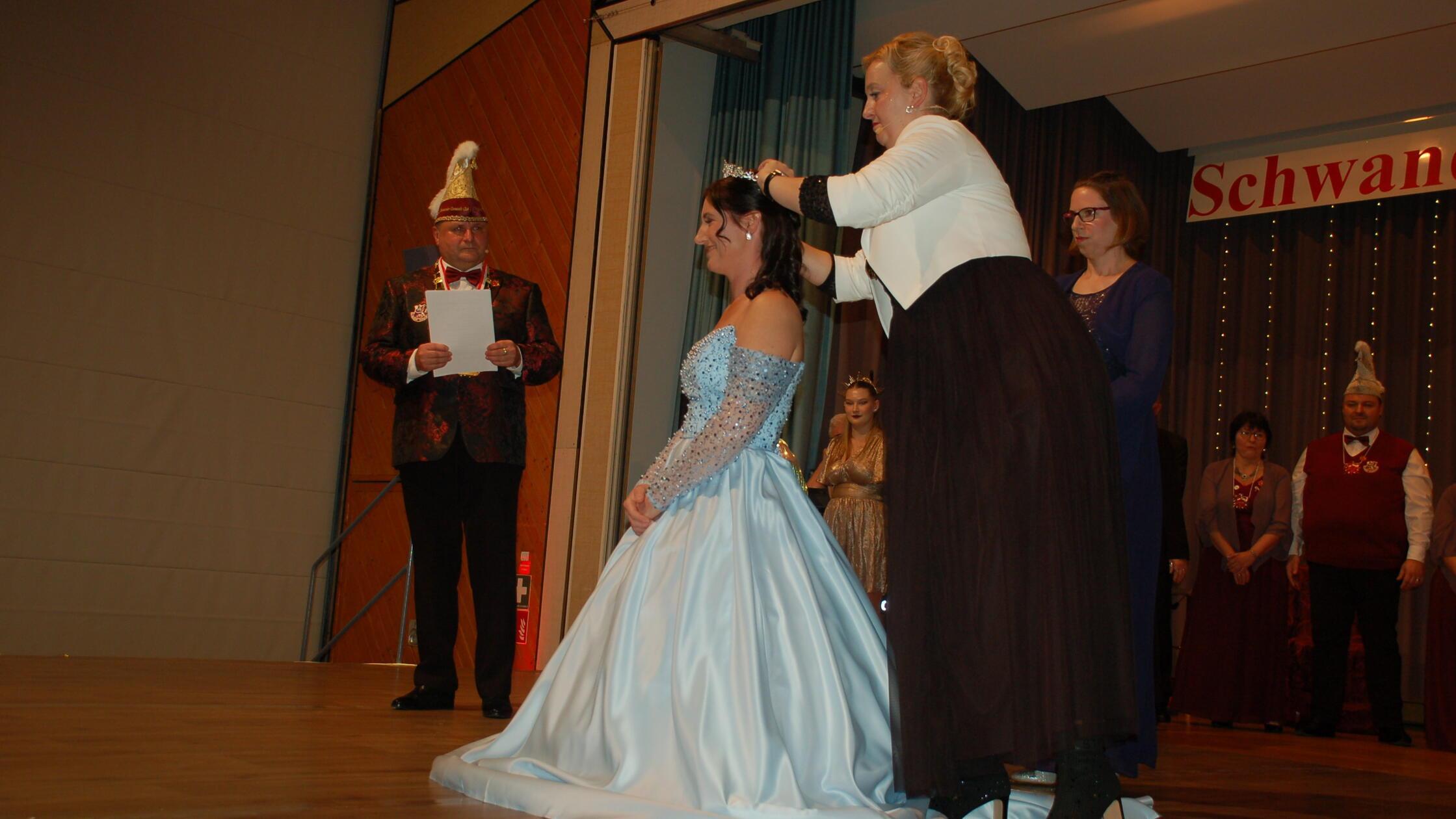 Schwander-Carnevals-Club-kr-nt-Sabrina-Weigand-zur-Prinzessin-Inthronisation-ohne-Prinz