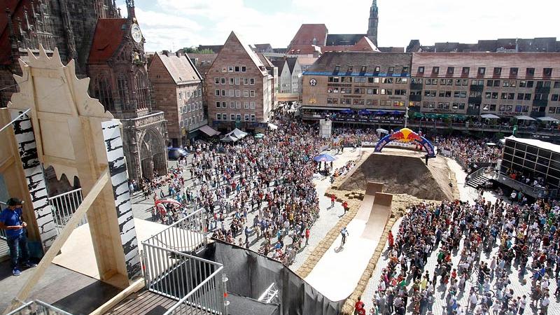 Spektakuläre Aussicht: So sehen die Teilnehmer den Nürnberger Hauptmarkt vor ihrem letzten Sprung im Best Trick District.