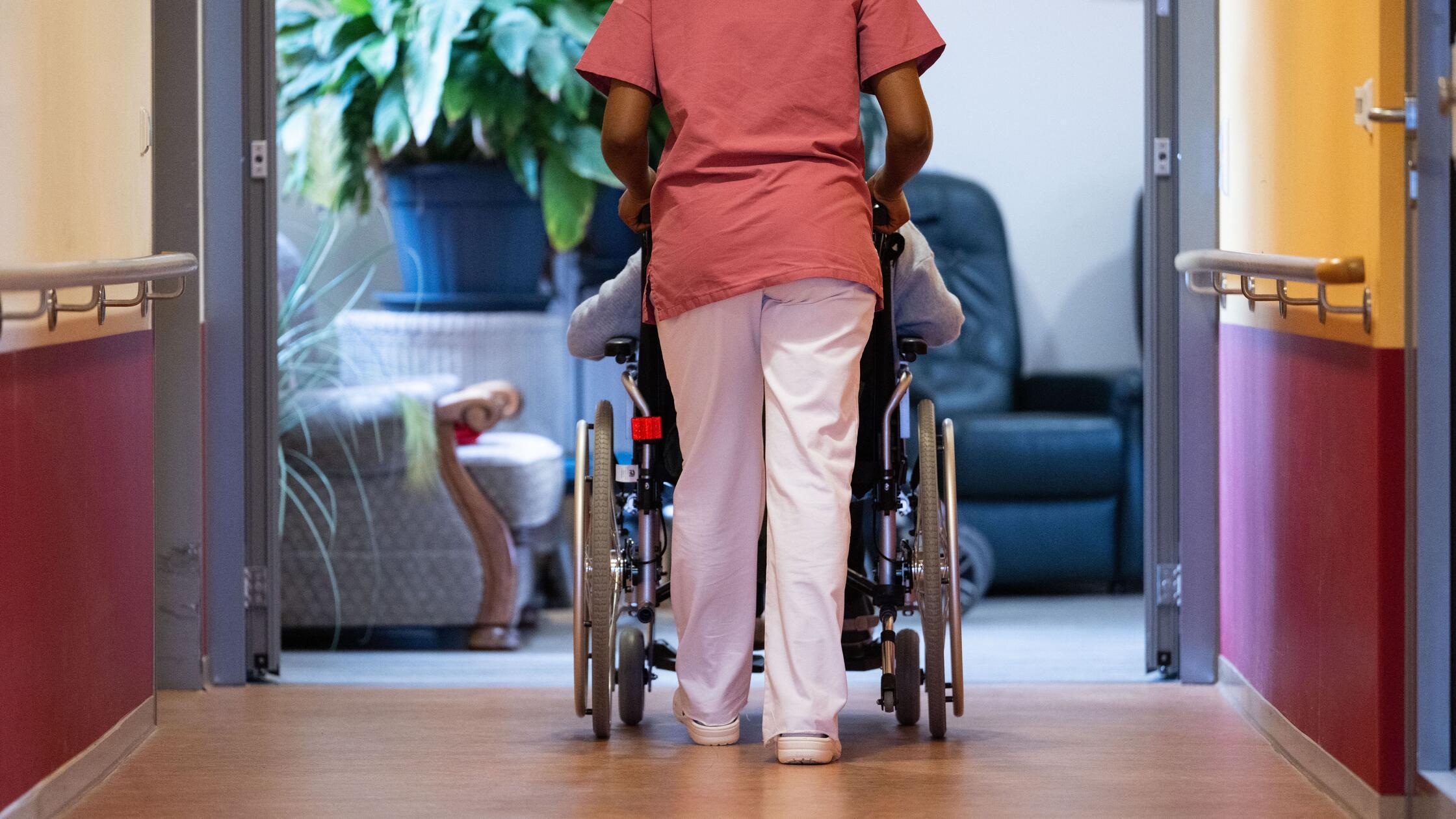 Altenpfleger-aus-dem-Raum-Erlangen-fassungslos-Er-steht-wegen-Gewaltvorw-rfen-vor-Gericht