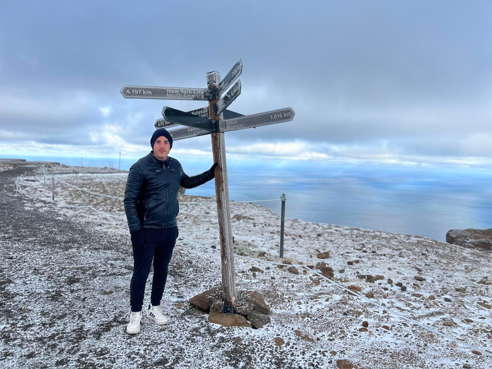Auf dem 638 Meter hohen Berg Bolafjall befindet sich neben einer Radarstation auch eine Aussichtsplattform mit Blick Richtung Grönland.