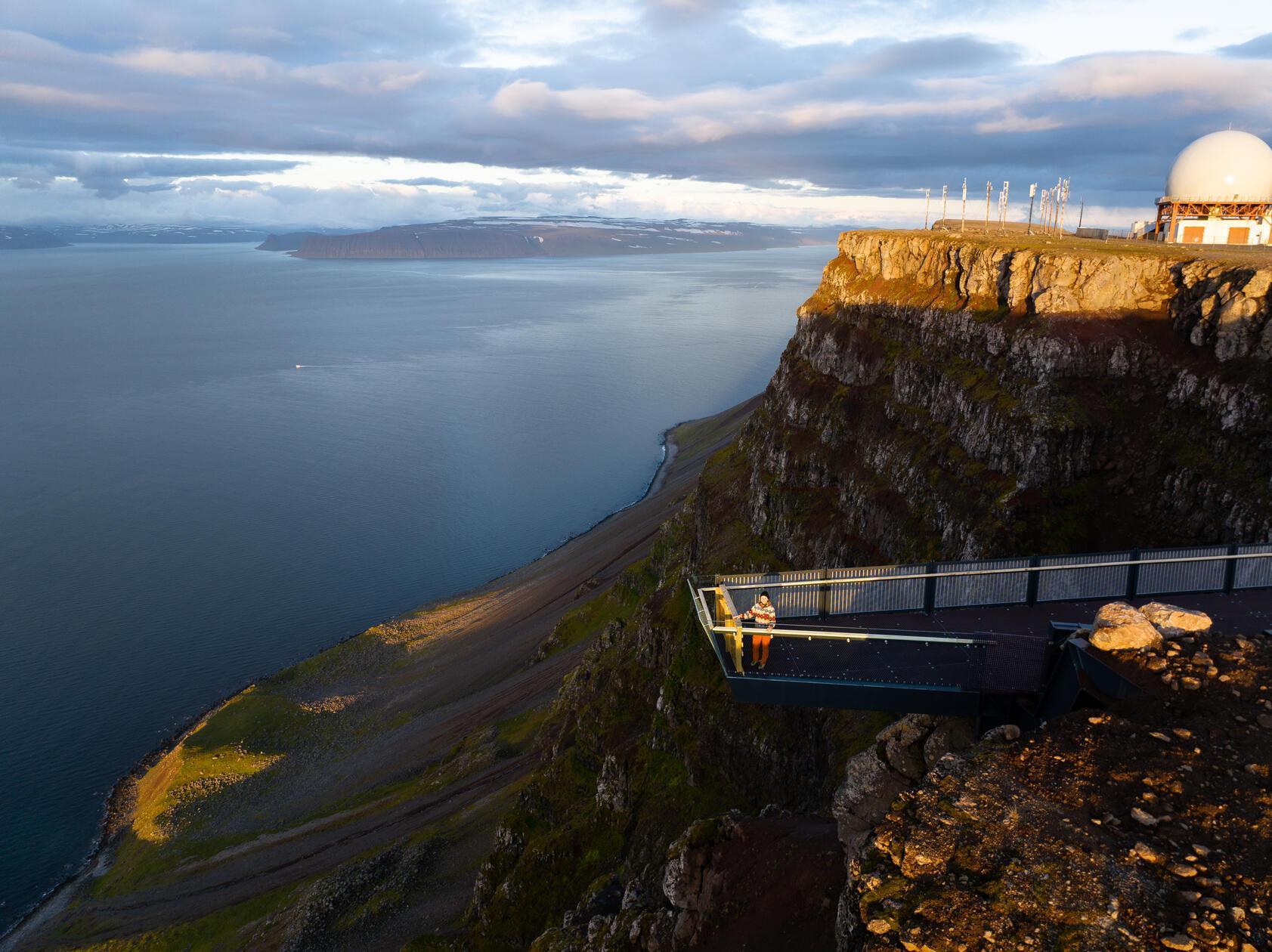 Britische Wasserminen und Wracks am Eingang des Fjords vor Bolungarvík zeugen vom Erbe des 2. Weltkrieges.