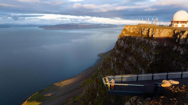 Britische Wasserminen und Wracks am Eingang des Fjords vor Bolungarvík zeugen vom Erbe des 2. Weltkrieges.