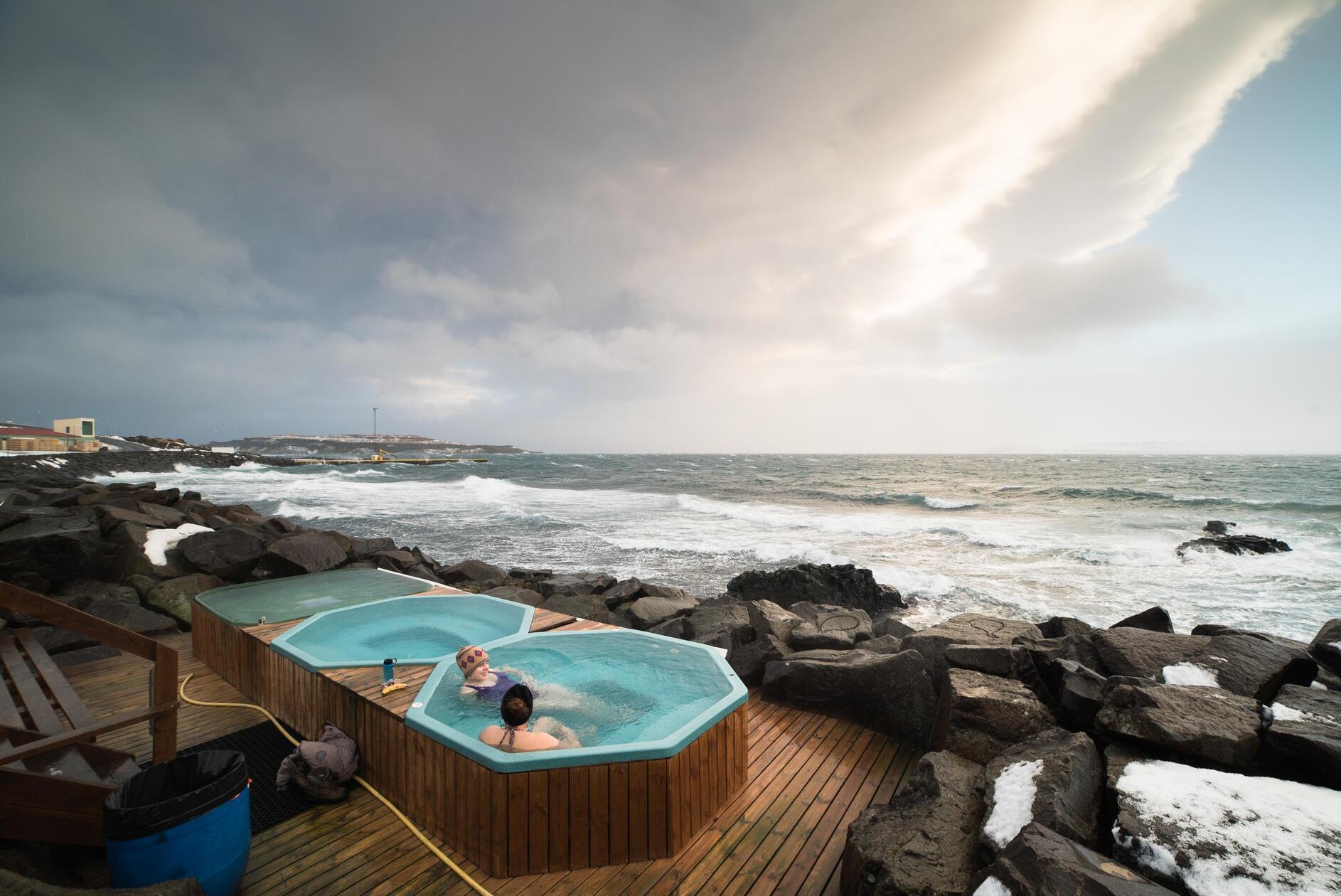 Natürliche heiße Pools wie dieser in Drangsnes finden sich zuhauf entlang des Weges. Die Hitze aus dem Erdinneren erwärmt das Wasser.
