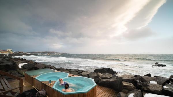 Natürliche heiße Pools wie dieser in Drangsnes finden sich zuhauf entlang des Weges. Die Hitze aus dem Erdinneren erwärmt das Wasser.