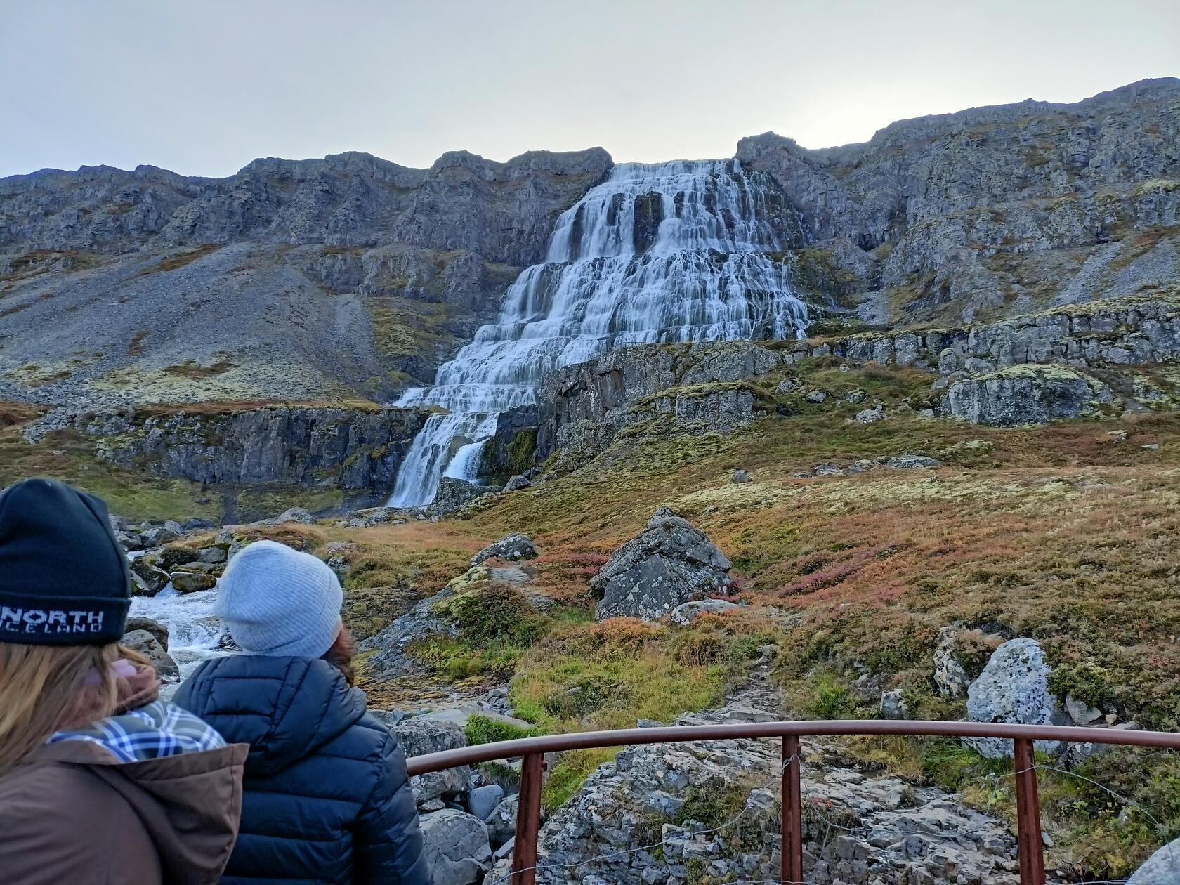 Der Dynjandi-Wasserfall ist der höchste Wasserfall im Gebiet der Westfjorde. Er stürzt von der Hochfläche über zahllose Stufen rund 100 Meter in die Tiefe.