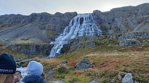 Der Dynjandi-Wasserfall ist der höchste Wasserfall im Gebiet der Westfjorde. Er stürzt von der Hochfläche über zahllose Stufen rund 100 Meter in die Tiefe.
