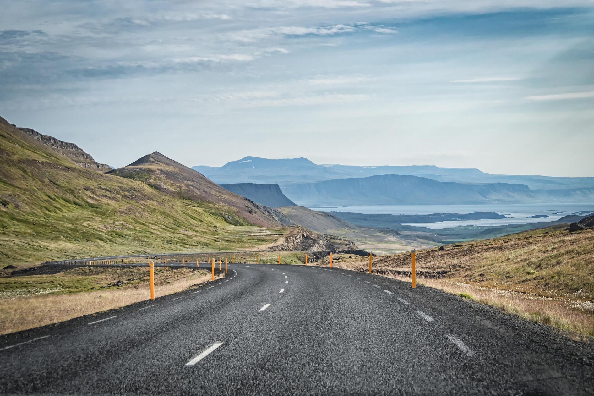 Der Westffords Way bildet die wichtigste Verkehrsachse über die Halbinsel und schlängelt sich rund 950 Kilometer durch die Landschaft.