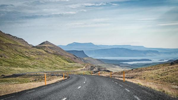 Der Westffords Way bildet die wichtigste Verkehrsachse über die Halbinsel und schlängelt sich rund 950 Kilometer durch die Landschaft.