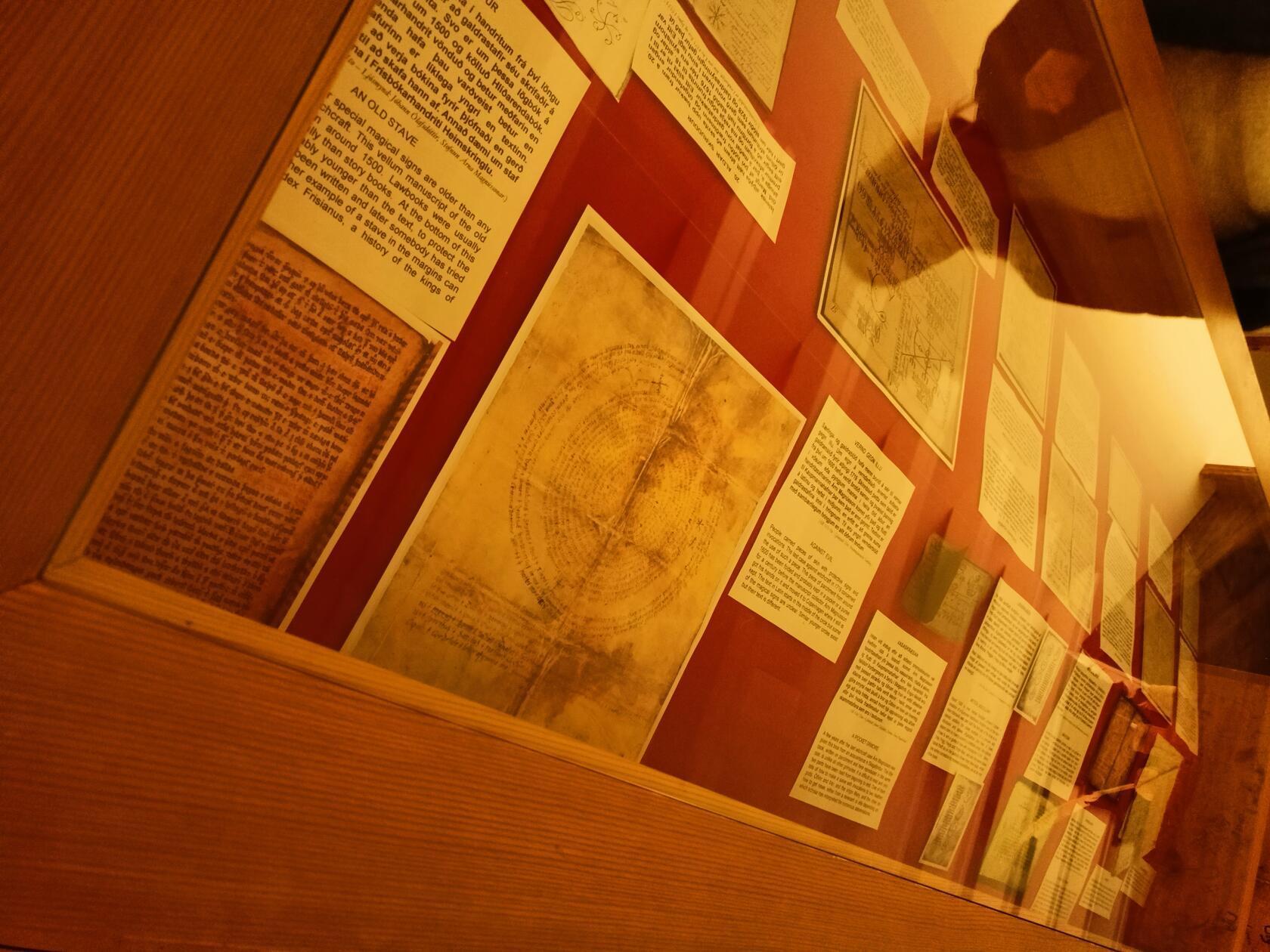 Das Museum für Hexerei und Zauberei steht nicht etwa in der fiktiven Welt von J.K. Rowling, sondern dem Ort Hólmavík. Hier sind Runen abgebildet.